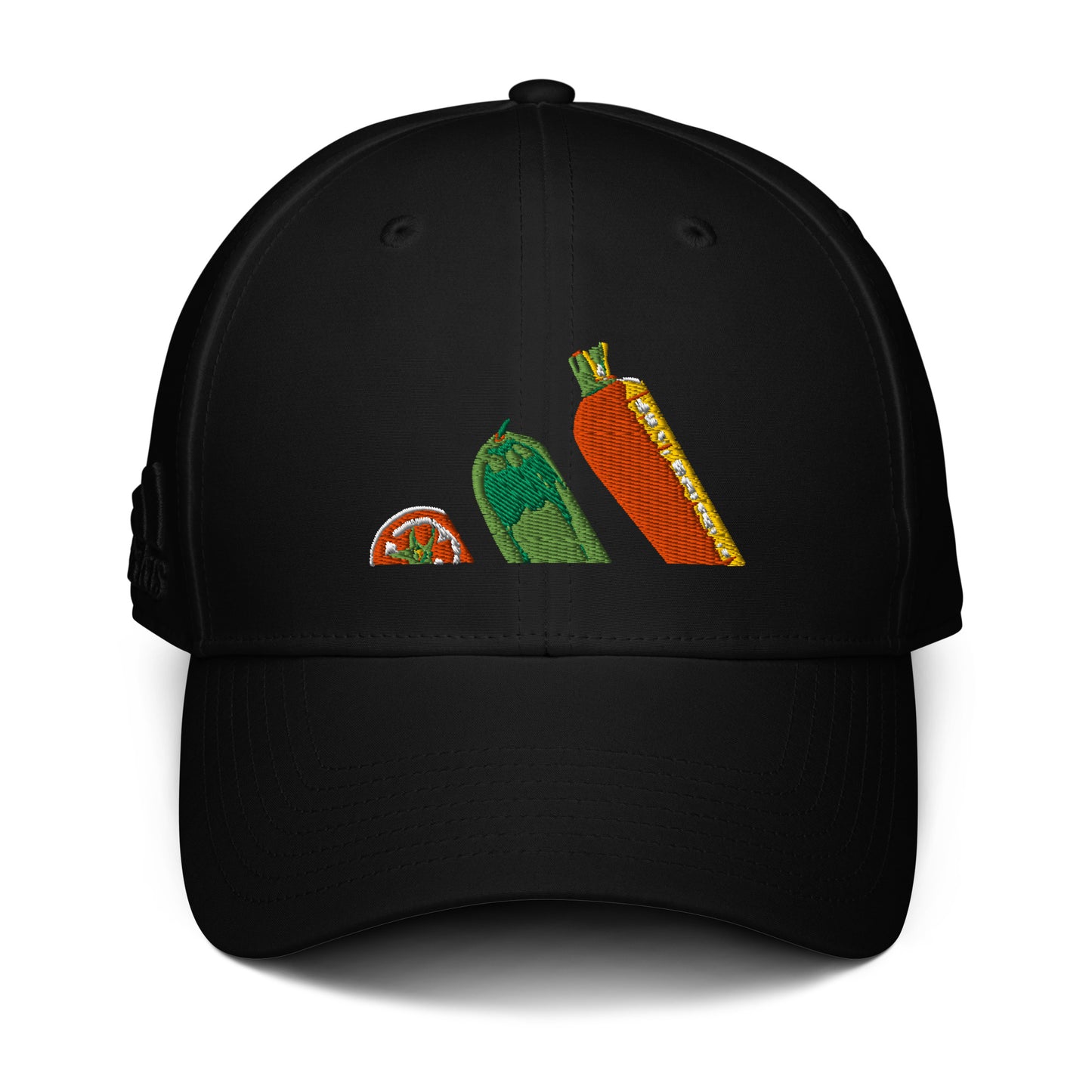 Vista frontal de la gorra negra de la colección Adidas Bofetadas. El bordado de las tres bandas de Adidas está formado por un tomate, un pepino y una zanahoria, representando un estilo de vida saludable.