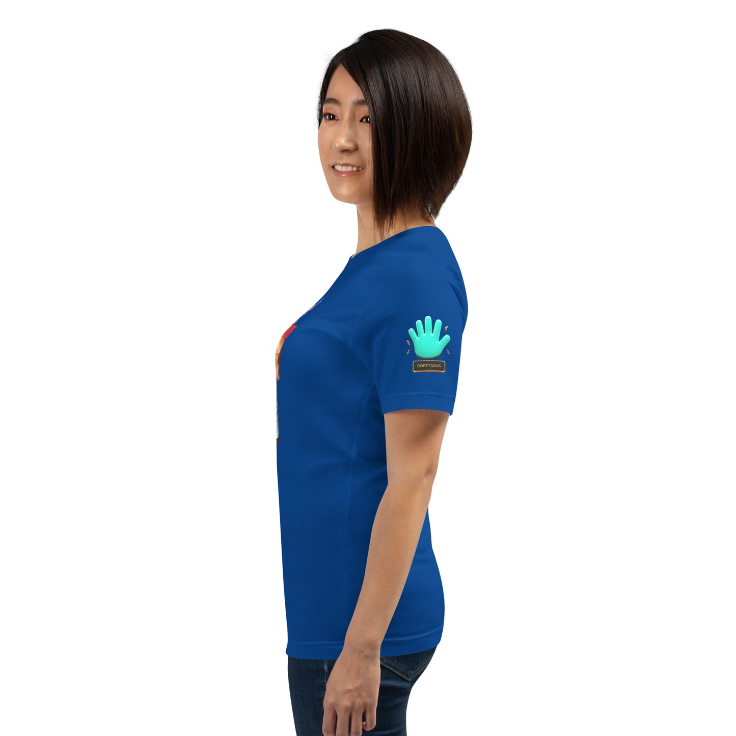 Vista lateral de camiseta azul de manga corta, marca Bofetadas, colección Celebrities. Se aprecia el logo de la marca en la manga.