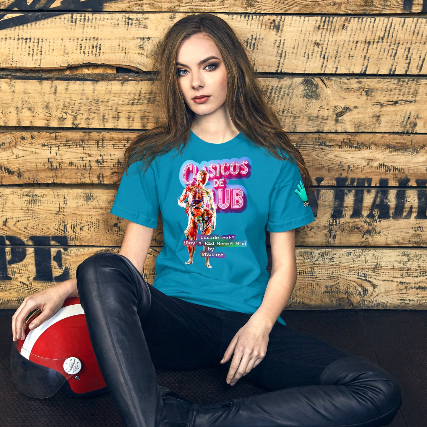 Una modelo sentada en el suelo con jeans y cabello largo luce una camiseta azul de la colección clásicos de club dedicada al track de techno "Inside Out" de "Phuture". Un temazo techno-house de los 90.