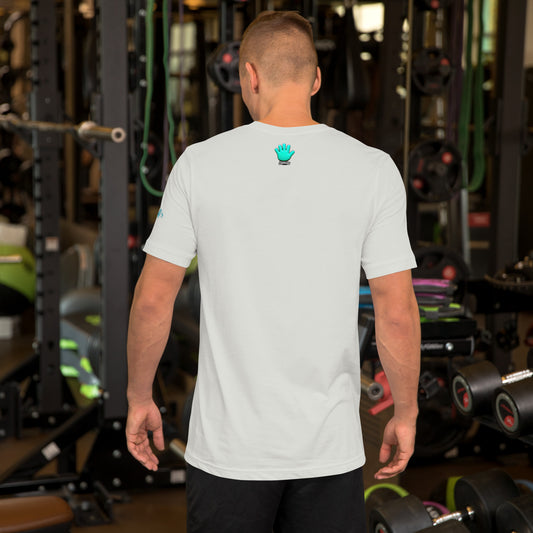 Un modelo en un gimnasio nos enseña la vista trasera de la camiseta blanca de la colección Emo que tiene la impresión del logo de Bofetadas con la mano azul en pequeñito y en el centro de la parte superior de la espalda.