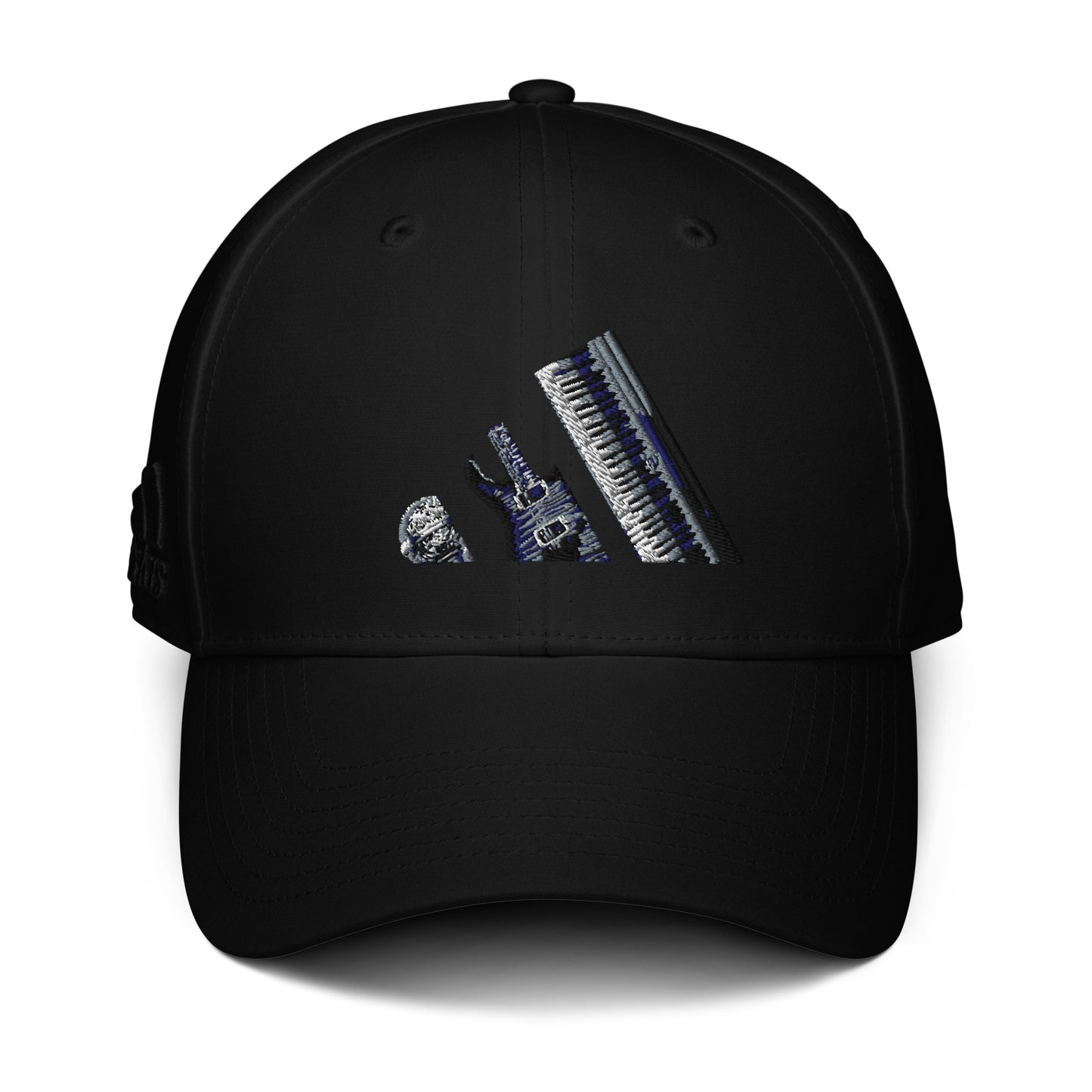 Vista frontal de la gorra negra ajustable de la colección Adidas de Bofetadas, dedicada a los artistas de la canción. En el bordado frontal, las tres bandas del logotipo de Adidas están representadas por un piano, un micrófono y una guitarra.