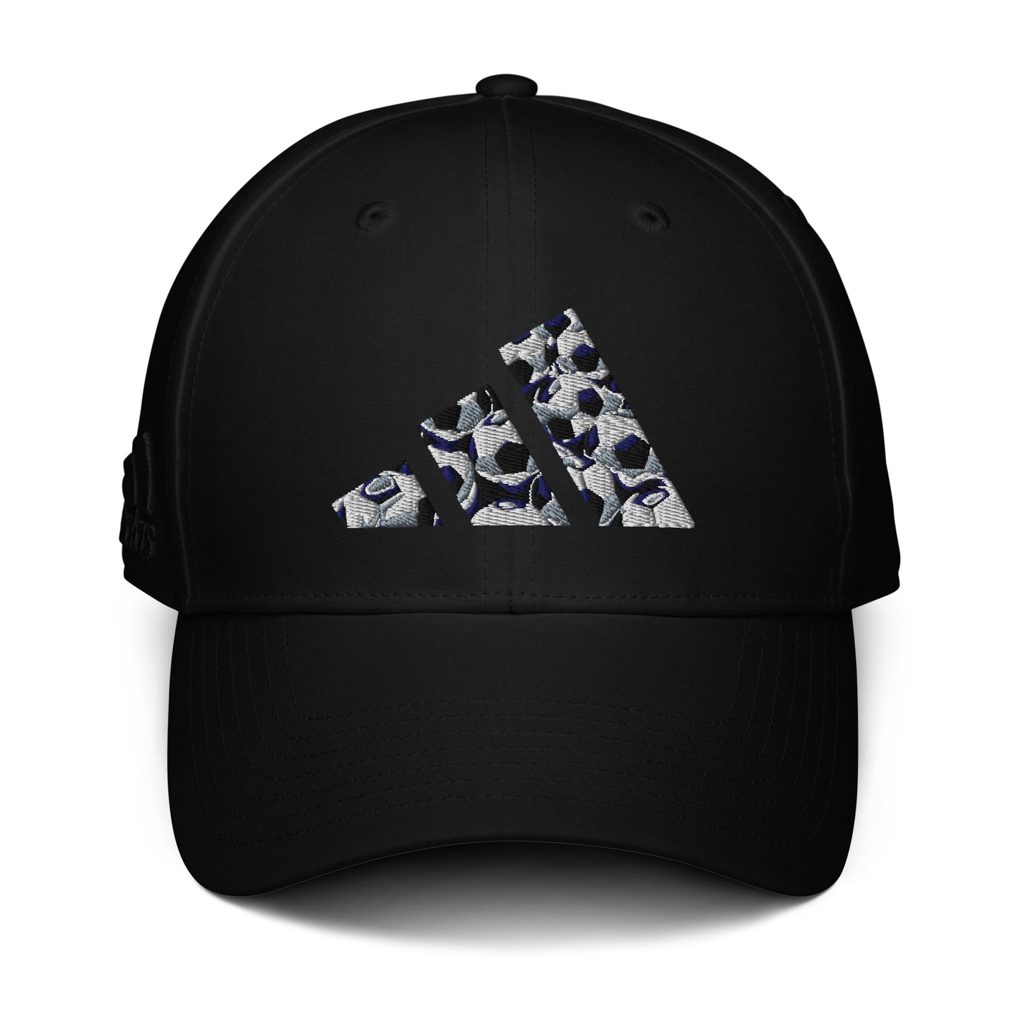 Vista frontal de gorra ajustable negra de la colección Adidas de Bofetadas, con el logotipo de Adidas formado por las tres bandas bordadas con un montón de pelotas de fútbol apiladas.