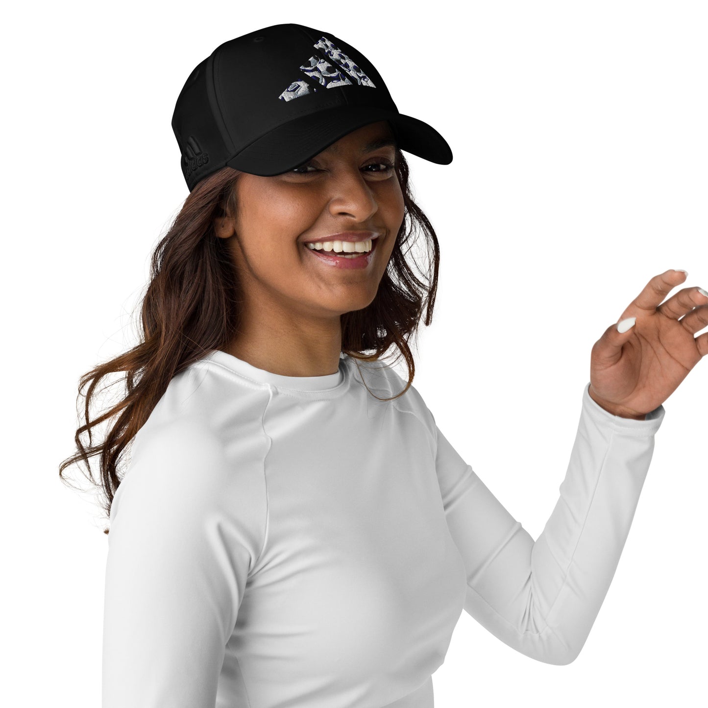 Modelo luciendo gorra ajustable negra de la colección Adidas de Bofetadas, con diseño de balones de fútbol bordados en las tres bandas del logotipo de Adidas.