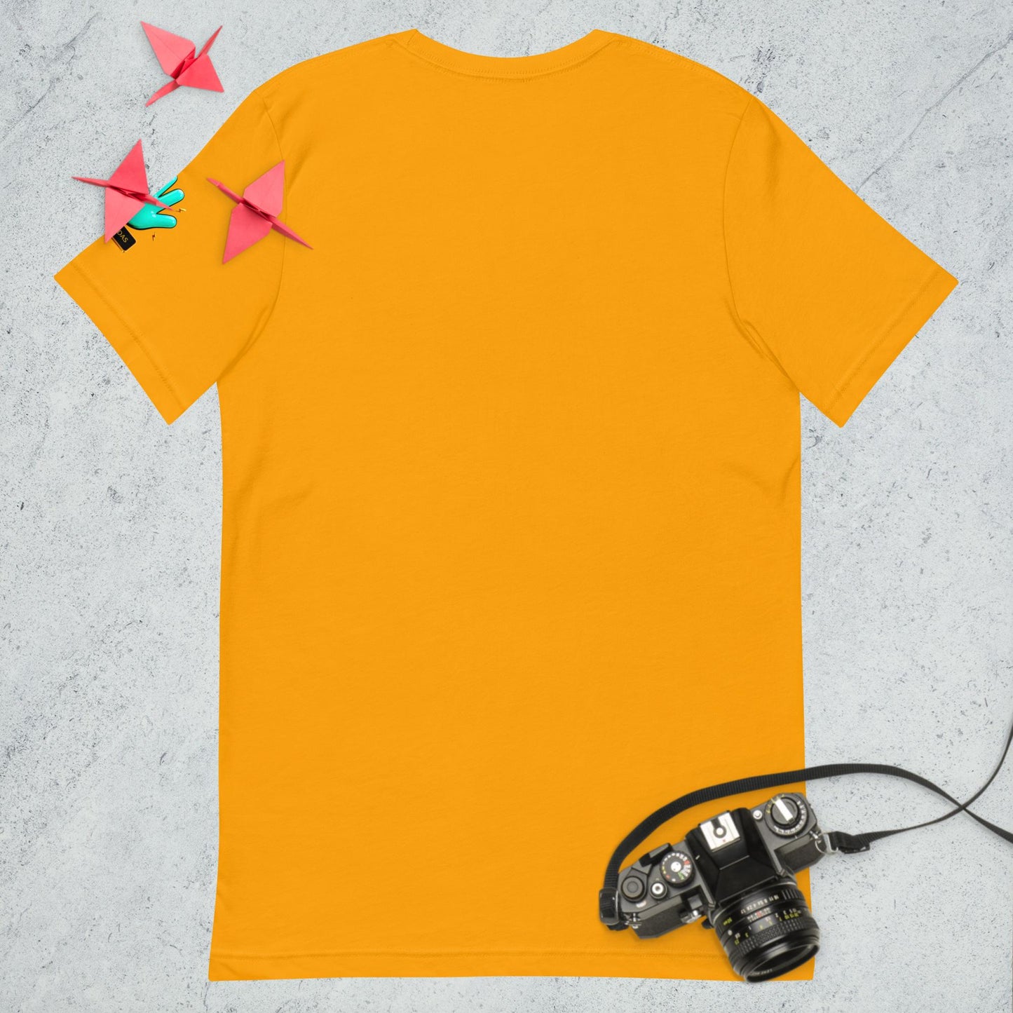 Vista trasera de una camiseta amarilla de manga corta de la colección Causas Sociales, sin impresión.