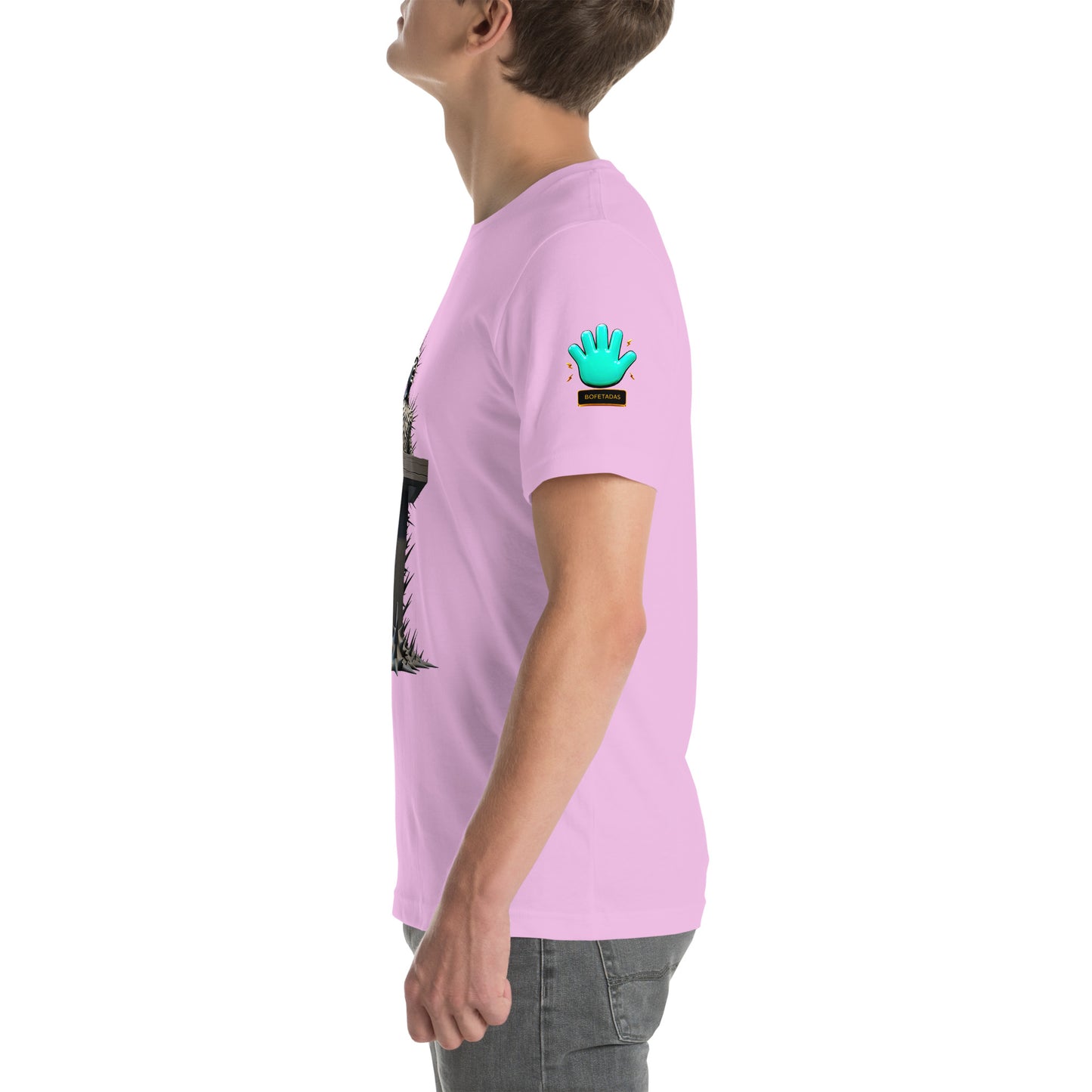 Vista lateral de una camiseta rosa de manga corta de la colección Abstracta, modelo El Predicador. En la manga se aprecia el logotipo de Bofetadas, una mano azul.