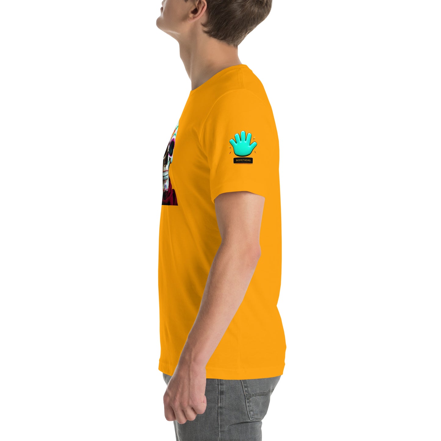Modelo mostrando la vista lateral de camiseta amarilla de manga corta, marca Bofetadas, colección 'Calaveras', con el logotipo de una mano azul en la manga.