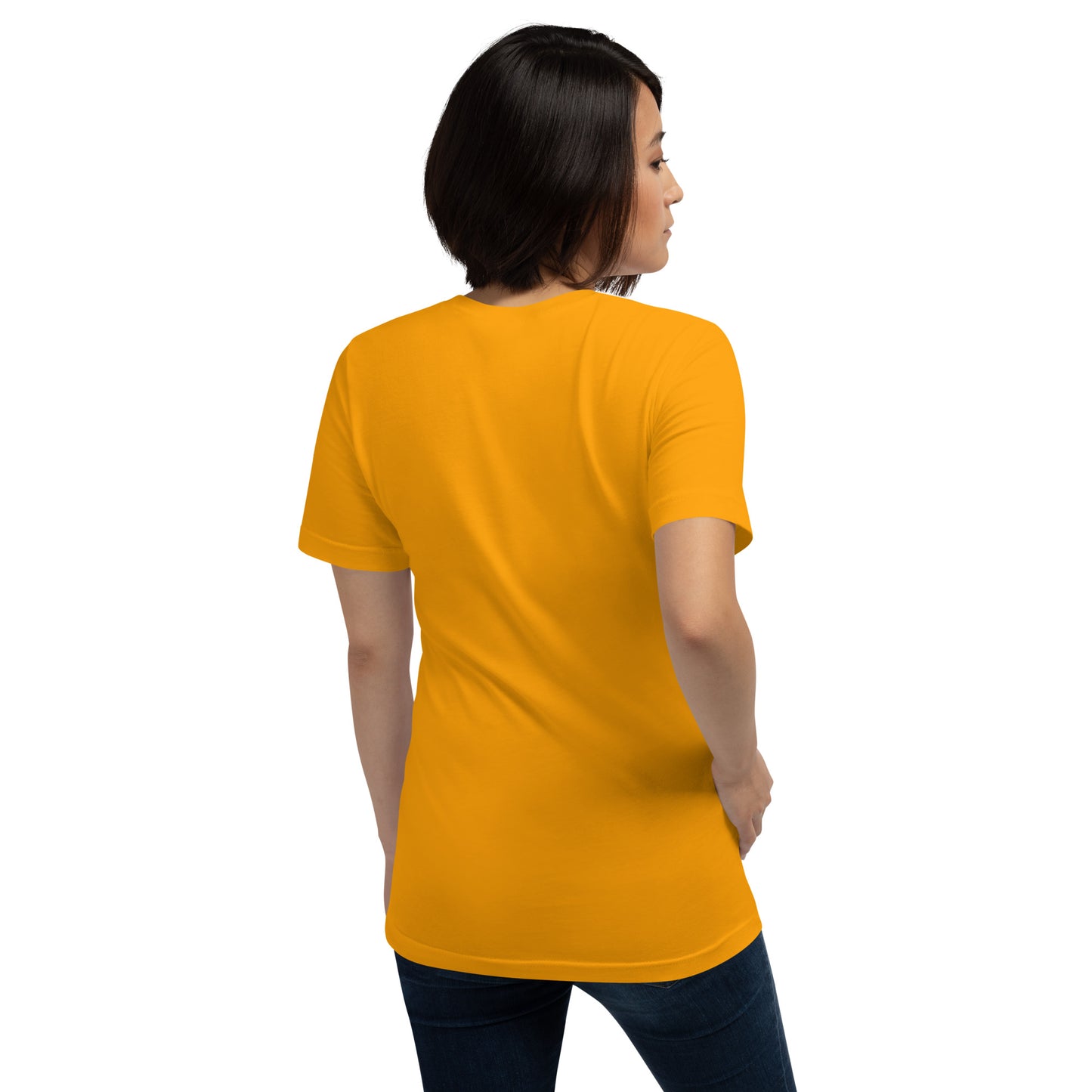 Modelo mostrando la vista trasera de camiseta amarilla de manga corta, marca Bofetadas, colección 'Causas Sociales', sin impresión.