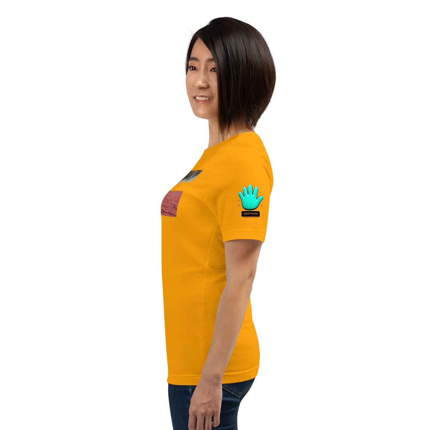 Modelo mostrando la vista lateral de camiseta amarilla de manga corta, marca Bofetadas, colección 'Causas Sociales', con el logotipo de una mano azul en la manga.