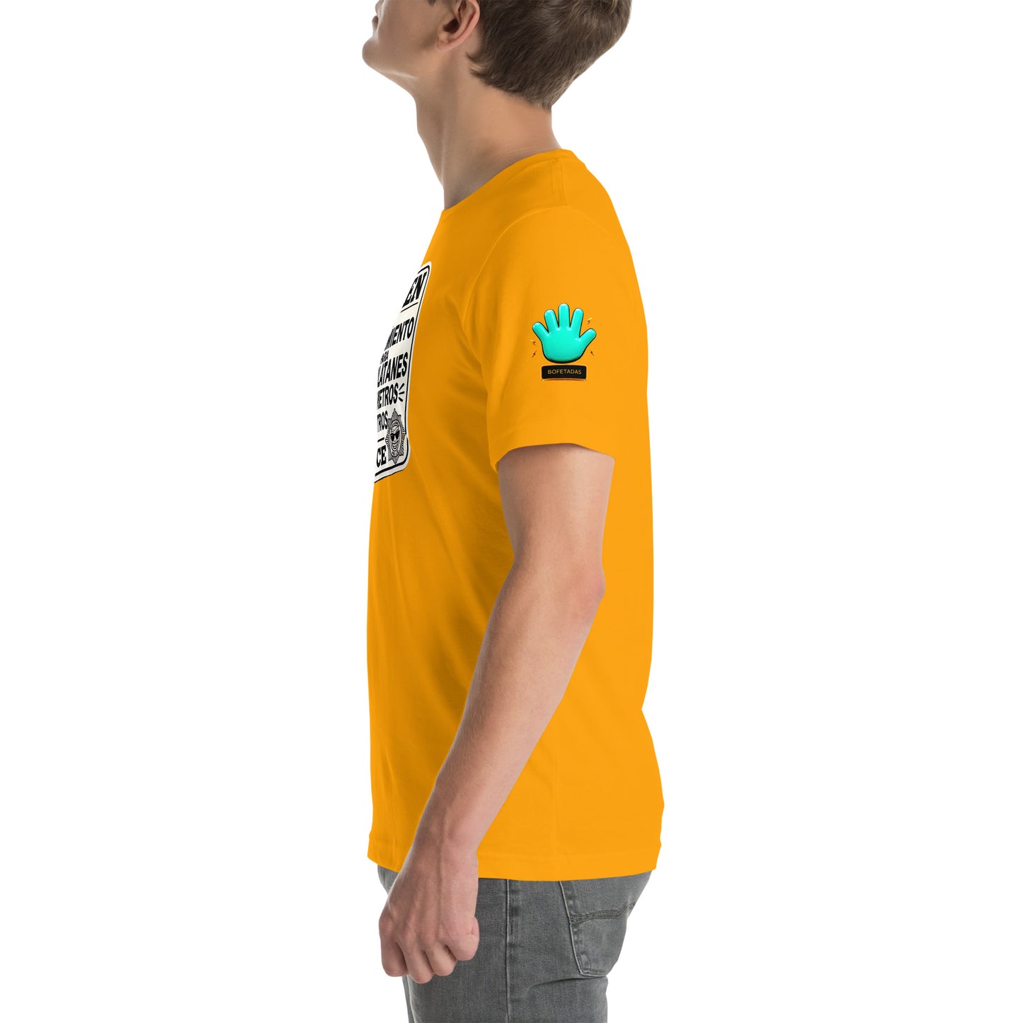 Modelo mostrando la vista lateral de camiseta amarilla de manga corta, marca Bofetadas, colección 'Frases y Mensajes', con el logotipo de una mano azul en la manga.