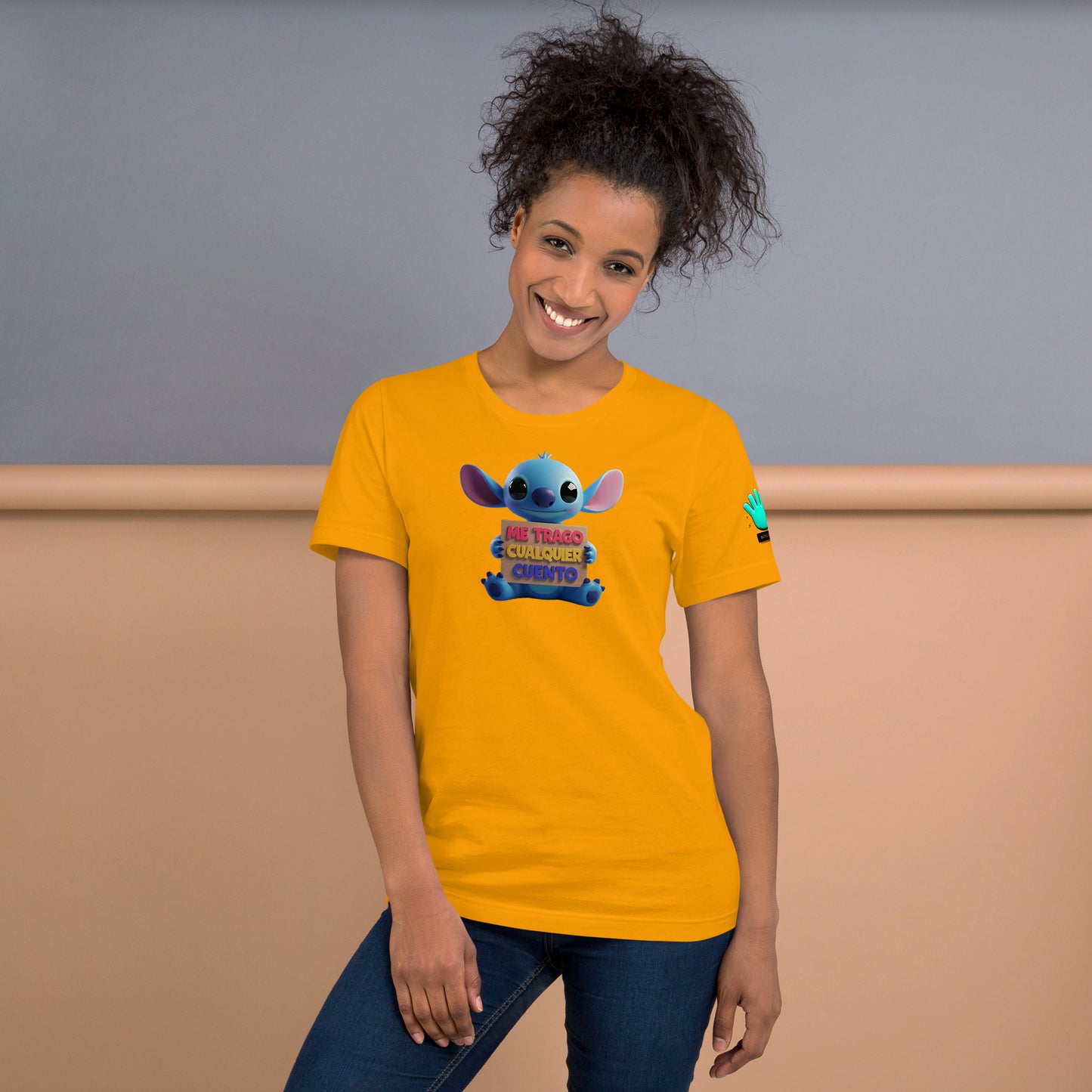 Modelo luciendo camiseta amarilla de manga corta marca Bofetadas, colección 'Frases y Mensajes', con monigote azul orejudo y cartel 'me trago cualquier cuento'.