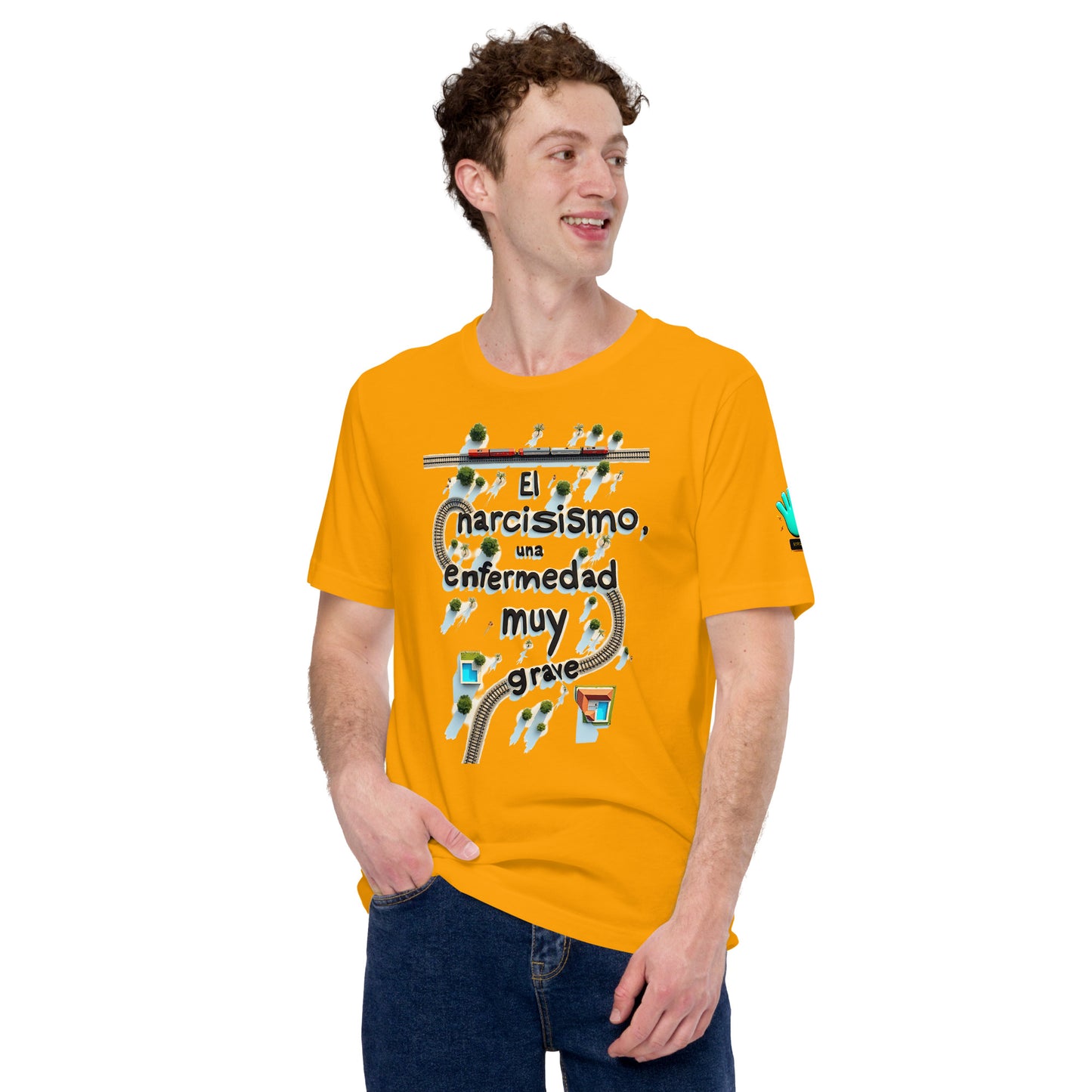 Modelo luciendo camiseta amarilla de manga corta marca Bofetadas, colección 'Frases y Mensajes', con texto 'El Narcisismo es una Enfermedad Muy Grave' en vía de tren, tren y casas.