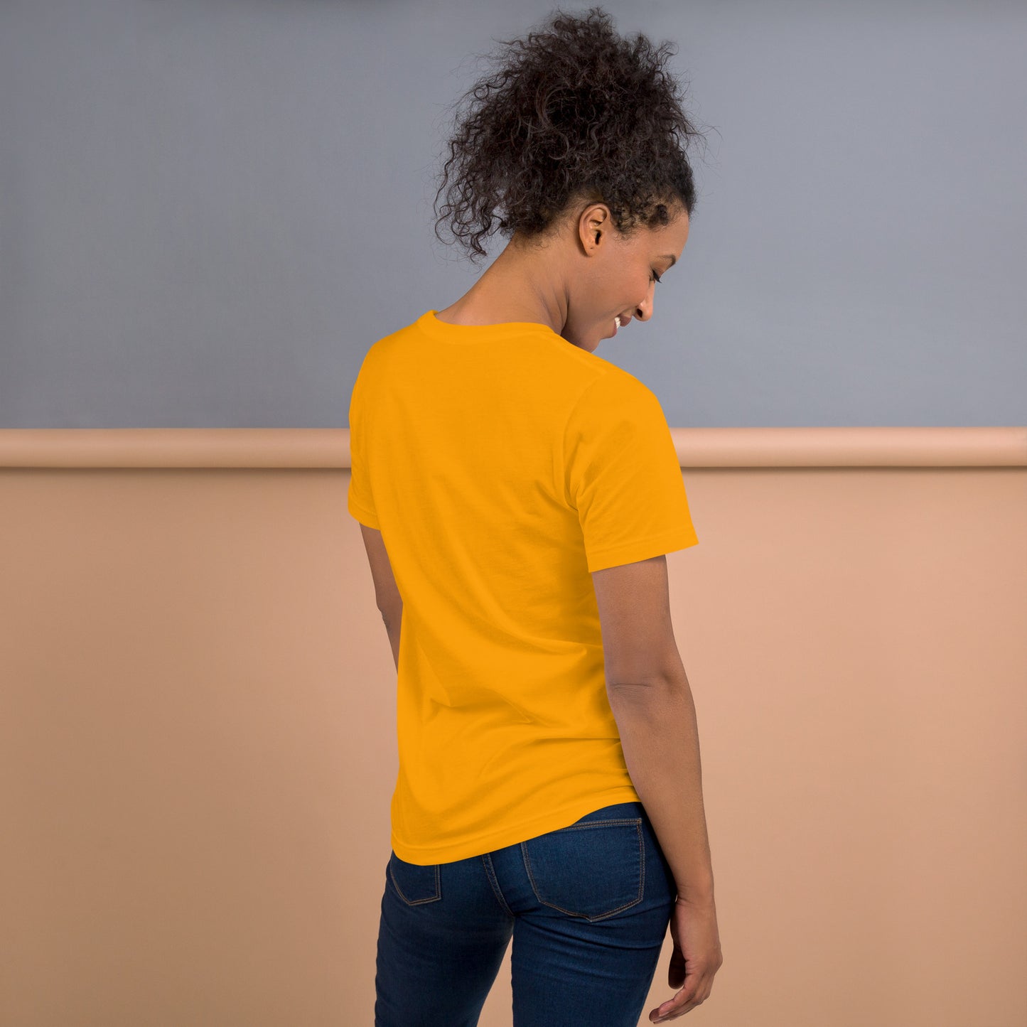Modelo mostrando la vista trasera de camiseta amarilla de manga corta, marca Bofetadas, colección 'Frases y Mensajes', sin impresión.