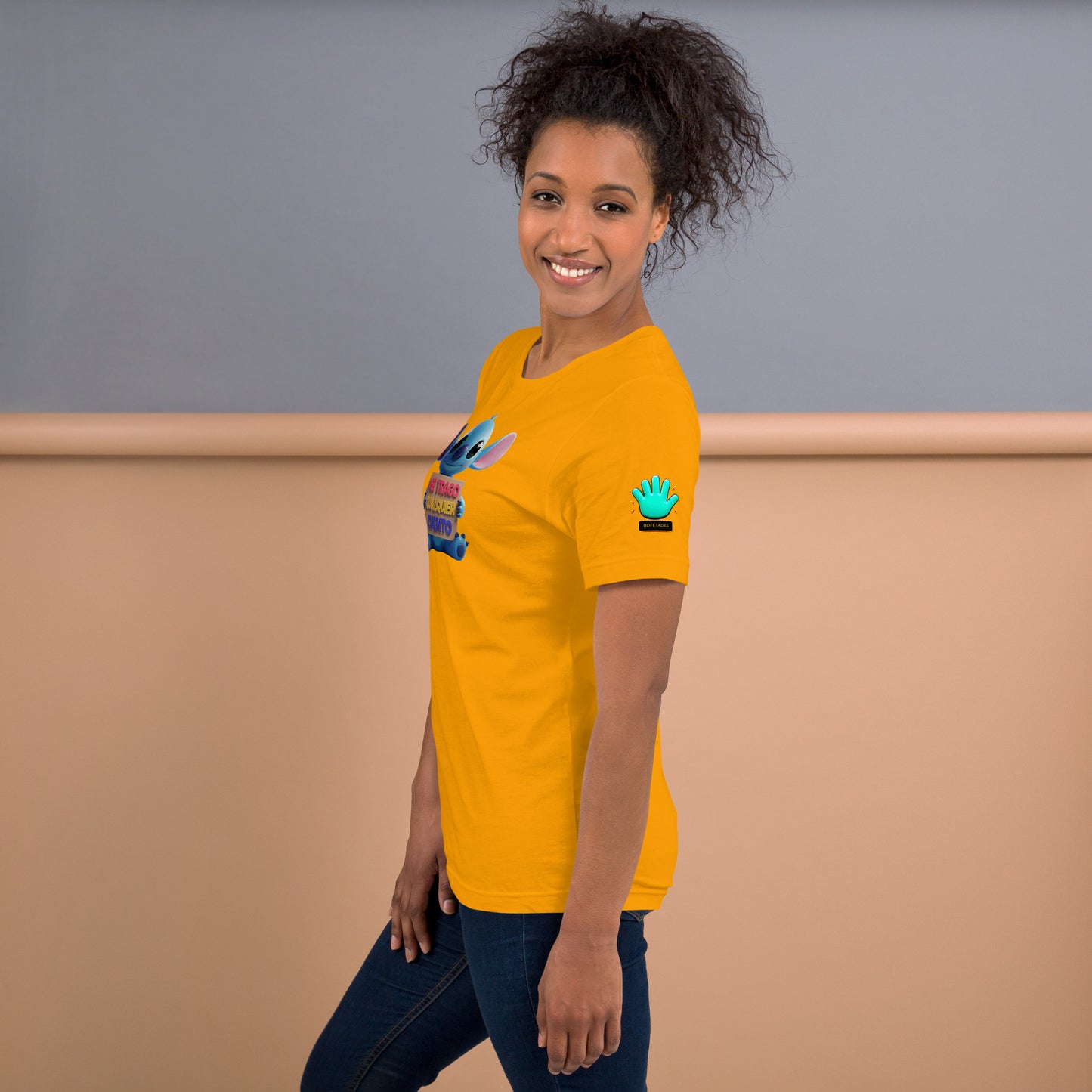 Modelo mostrando la vista lateral de camiseta amarilla de manga corta, marca Bofetadas, colección 'Frases y Mensajes', con el logotipo de una mano azul en la manga.