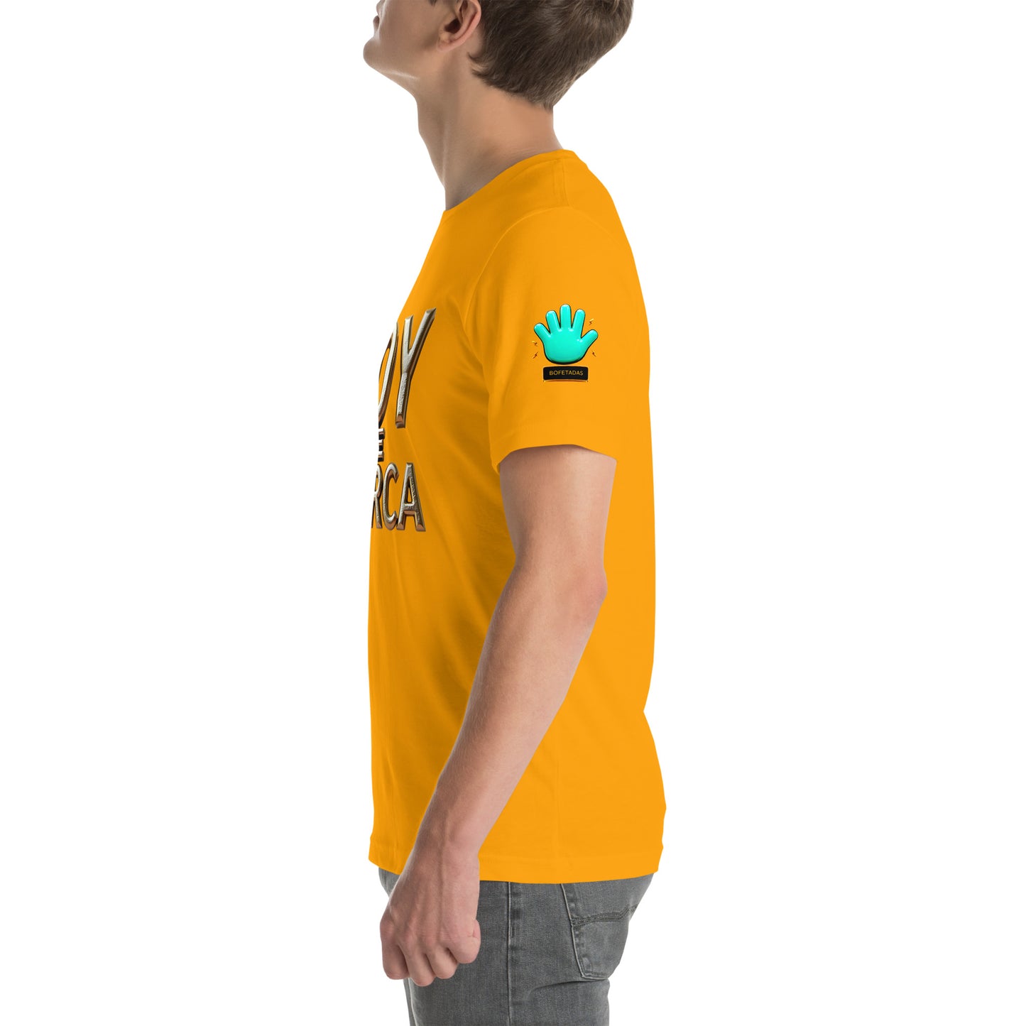 Modelo mostrando la vista lateral de camiseta amarilla de manga corta, marca Bofetadas, colección 'Marca', con el logotipo de una mano azul en la manga.