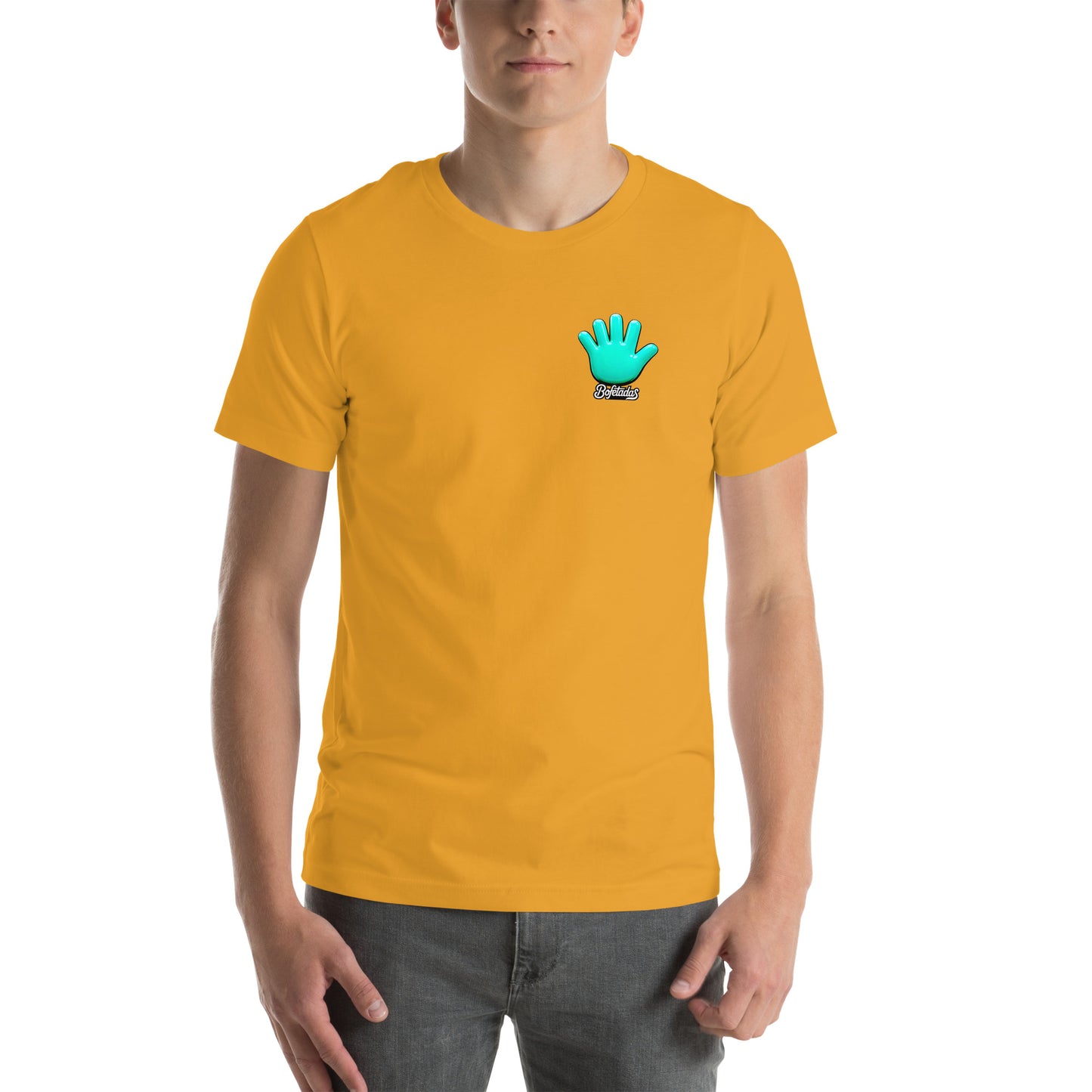 Modelo con jeans luciendo camiseta amarilla de manga corta marca Bofetadas, colección 'Animales', vista delantera, con logo de mano azul en el corazón.