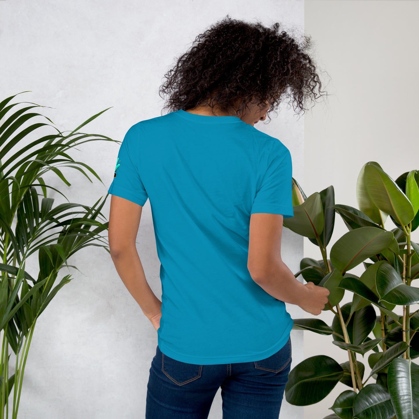 Vista trasera de la camiseta azul de manga corta de la colección Causas Sociales de Bofetadas. Diseño liso sin estampado.