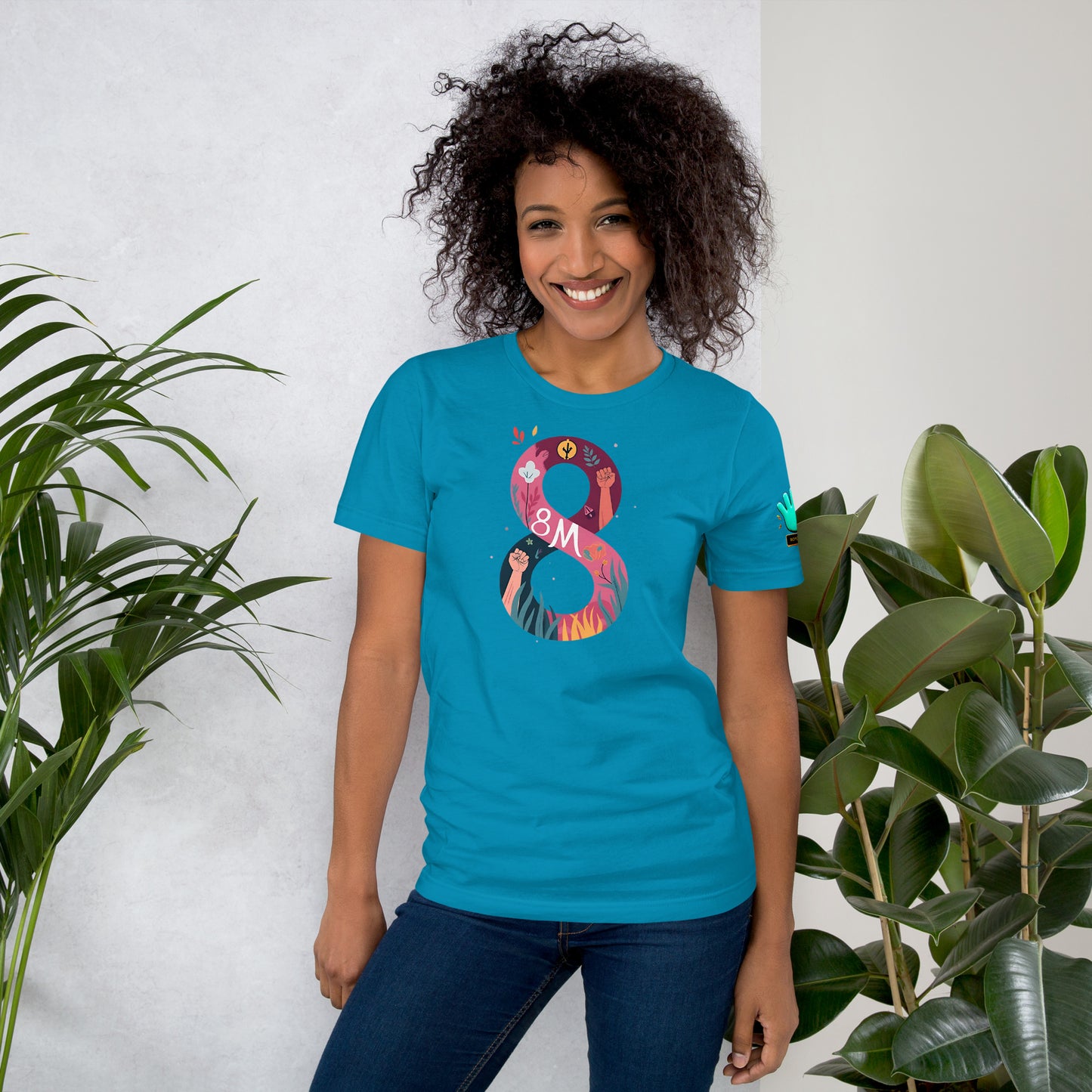 Camiseta azul de manga corta de la colección Causas Sociales de Bofetadas. Diseño con el número 8 y, dentro de su trazo, una mano alzada en referencia al 8M, Día Internacional de la Mujer.