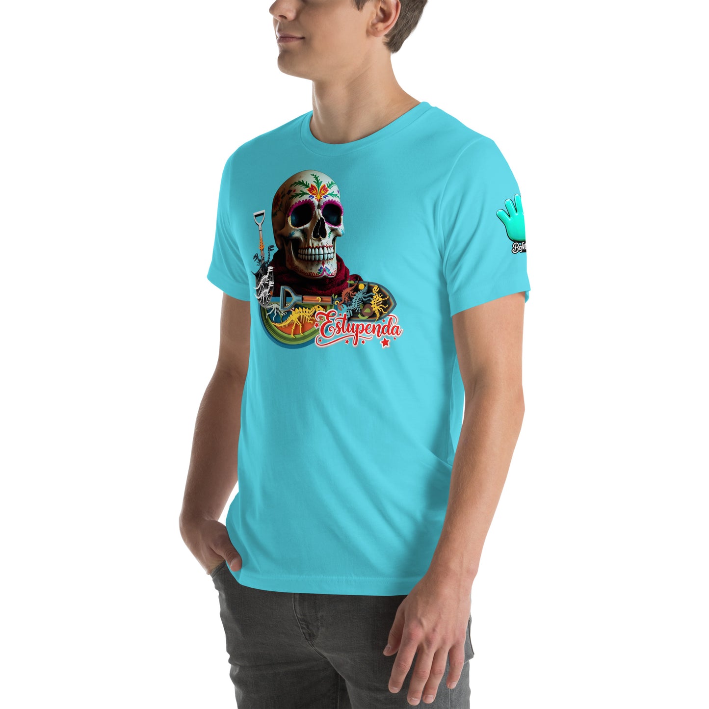 Un modelo luce una camiseta azul cielo de manga corta marca Bofetadas, colección 'Calaveras', con calavera floral estilo mexicano y mantilla roja en el cuello, detalles de palas y fósiles de dinosaurios dibujados, y el texto "Estupenda" en la impresión de pecho. En la manga impreso el logo de Bofetadas con la mano azul.