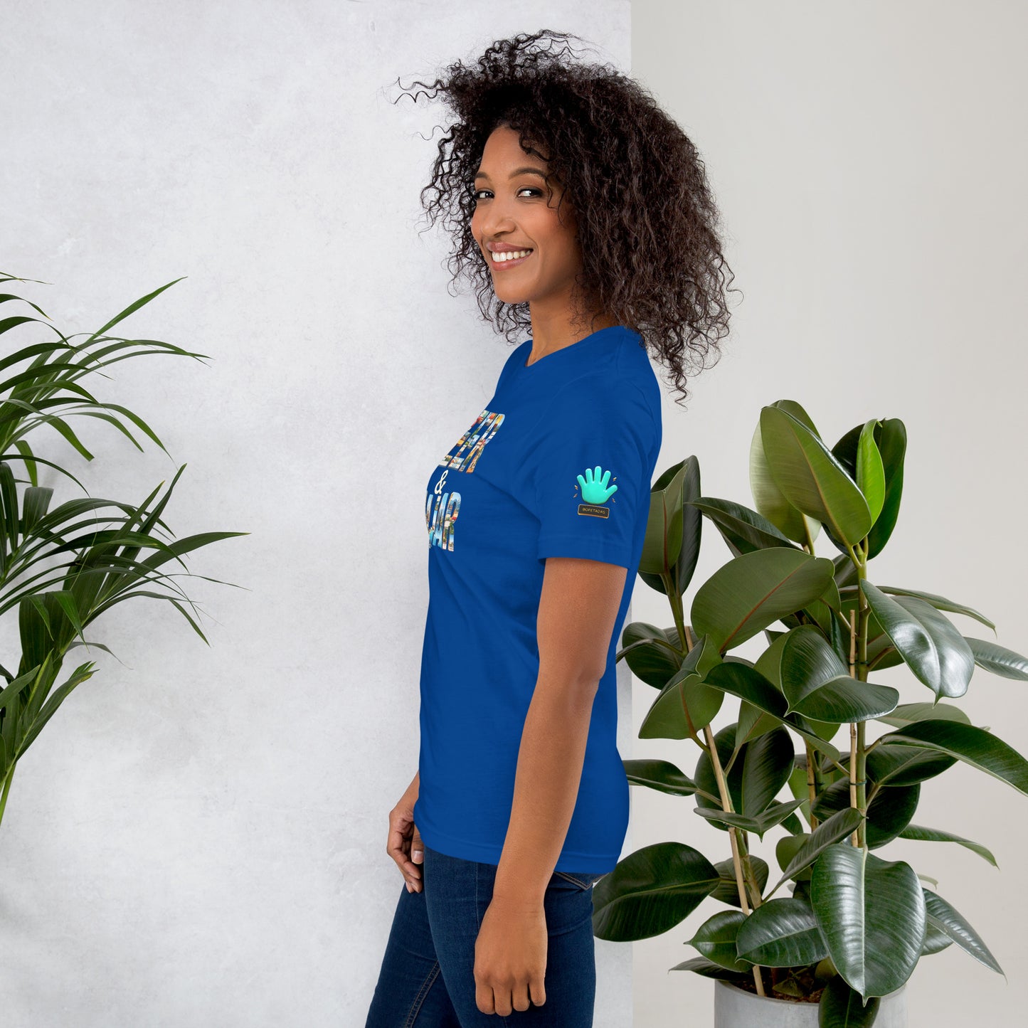 Modelo mostrando la vista lateral de camiseta azul de manga corta, marca Bofetadas, colección 'Frases y Mensajes', con el logotipo de una mano azul en la manga.