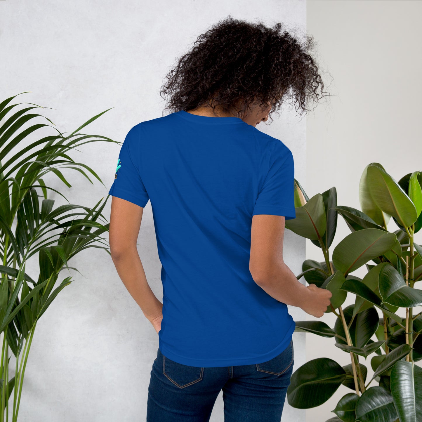 Modelo mostrando la vista trasera de camiseta azul de manga corta, marca Bofetadas, colección 'Frases y Mensajes', sin impresión.
