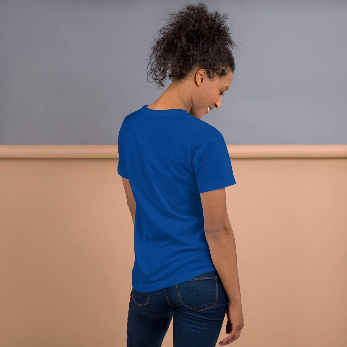 Modelo mostrando la vista trasera de camiseta azul de manga corta, marca Bofetadas, sin impresión.