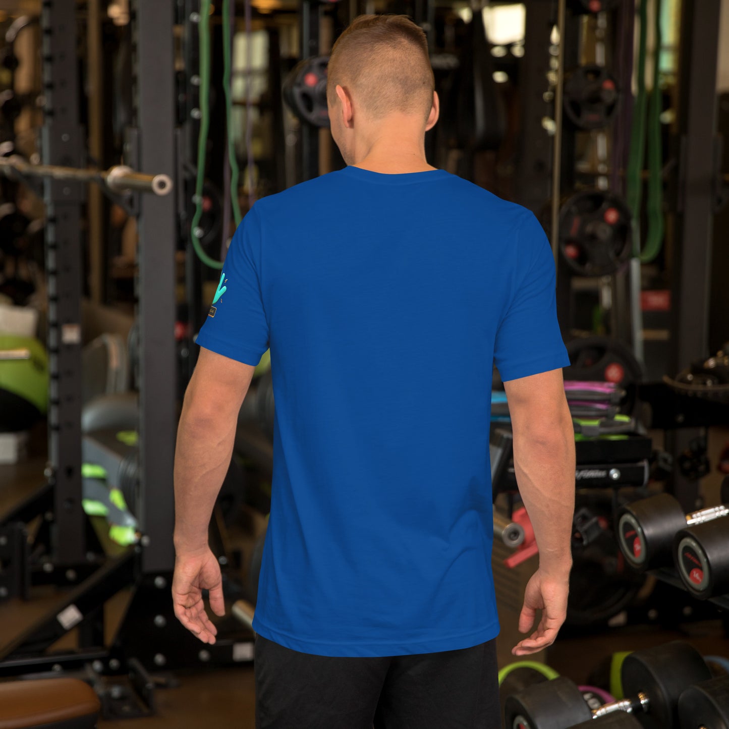Modelo en gimnasio mostrando la vista trasera de camiseta azul de manga corta, marca Bofetadas, colección 'Pop', sin impresión.