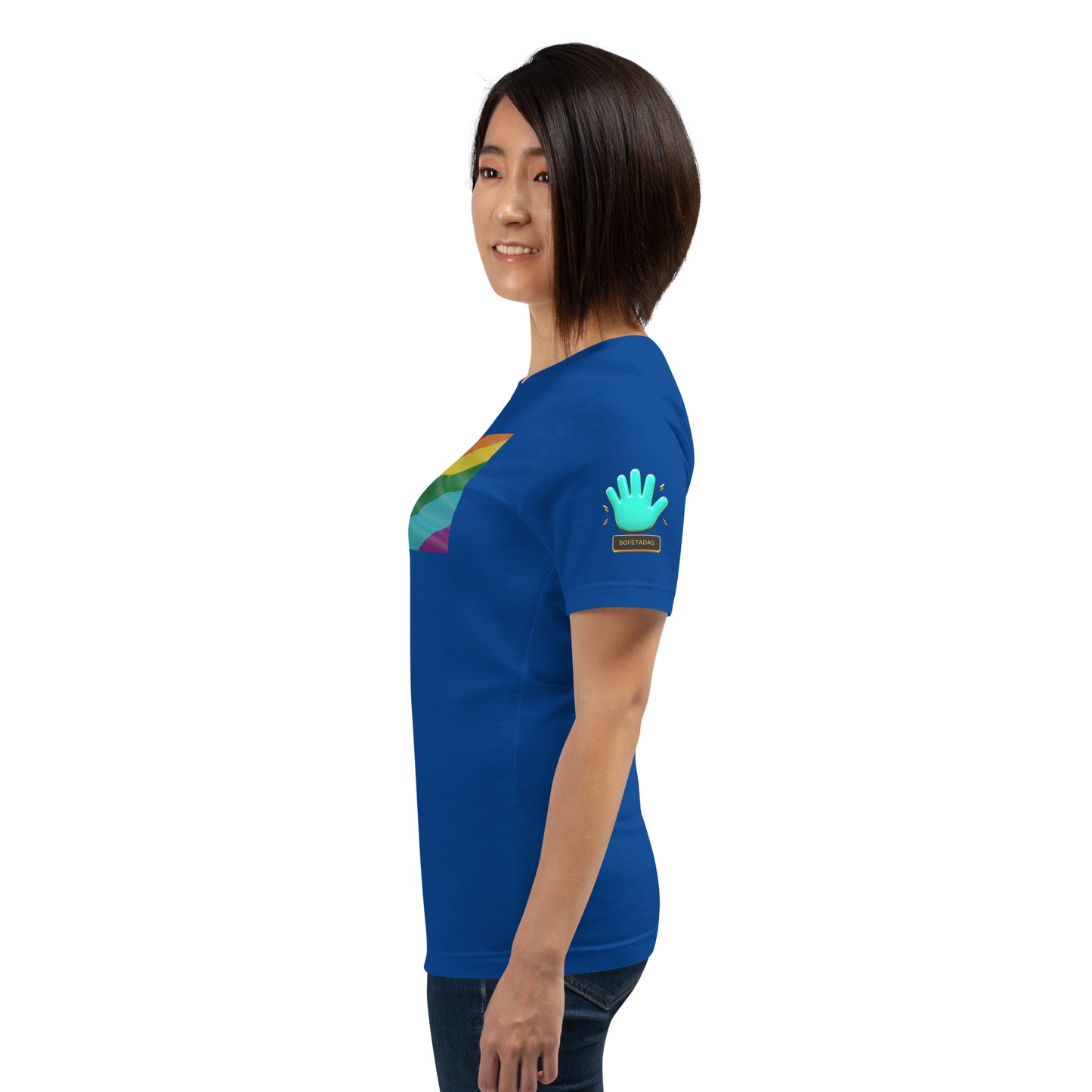 Modelo sonriente con jeans mostrando la vista lateral de camiseta azul de manga corta, marca Bofetadas, colección 'Causas Sociales', con el logotipo de una mano azul en la manga.