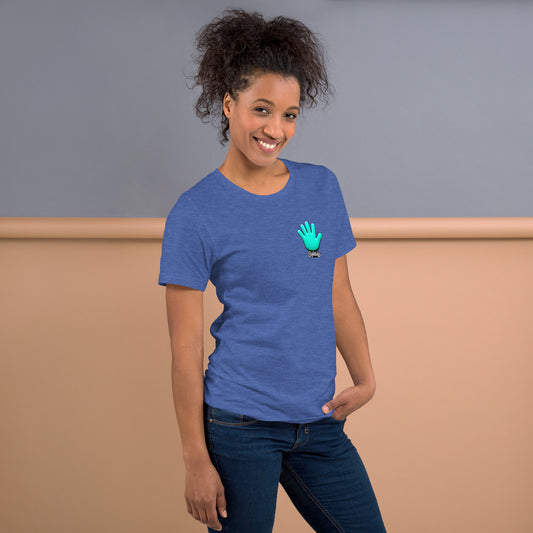Modelo sonriente con jeans luce la camiseta azul de la colección 'Pop', vista frontal, con el logo de la mano azul y el texto 'Bofetadas' en el pecho.
