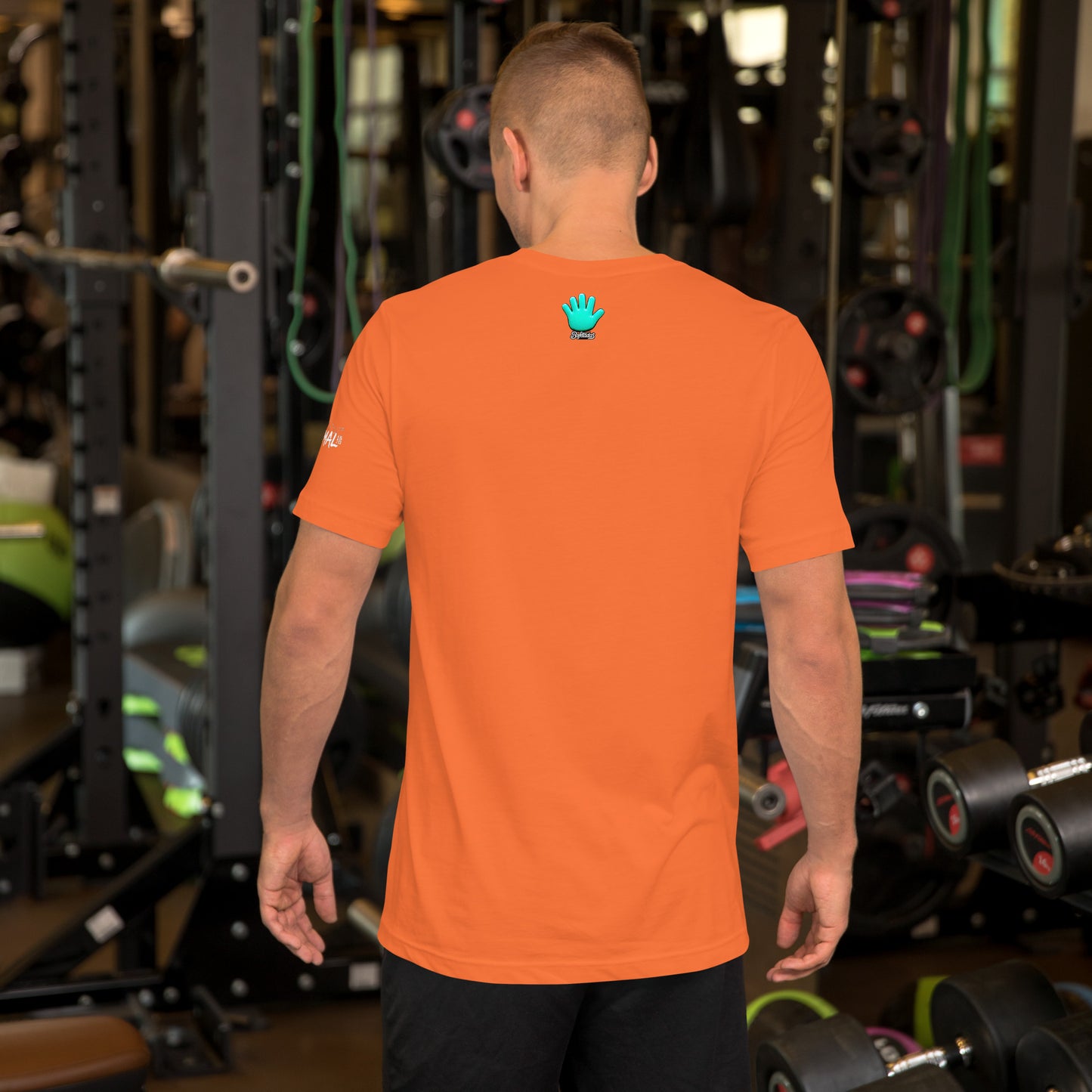 Vista trasera de la camiseta de baloncesto color naranja de Bofetadas Sports. Colección Marca. Con el logotipo de la mano azul de Bofetadas en la espalda.