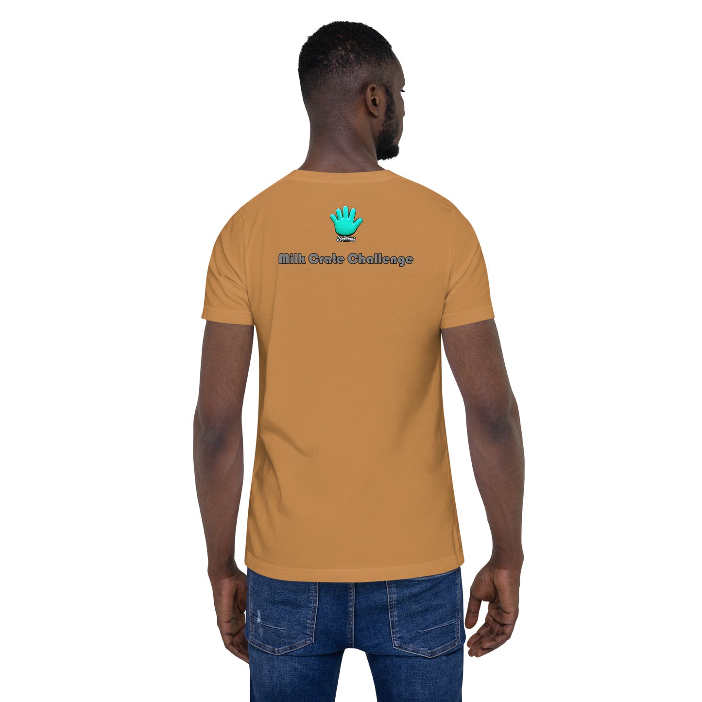 Modelo con vaqueros mostrando la vista trasera de camiseta beige de manga corta marca Bofetadas, serie 'Retos Virales', con logo mano azul y texto 'Milk crate challenge'.