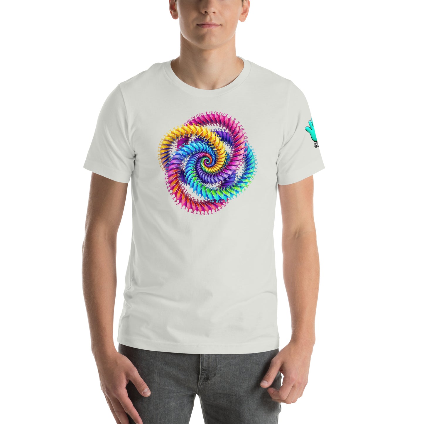 Modelo luce camiseta blanca colección 'Abstracta', vista frontal, con impresión de cinco hélices multicolores.