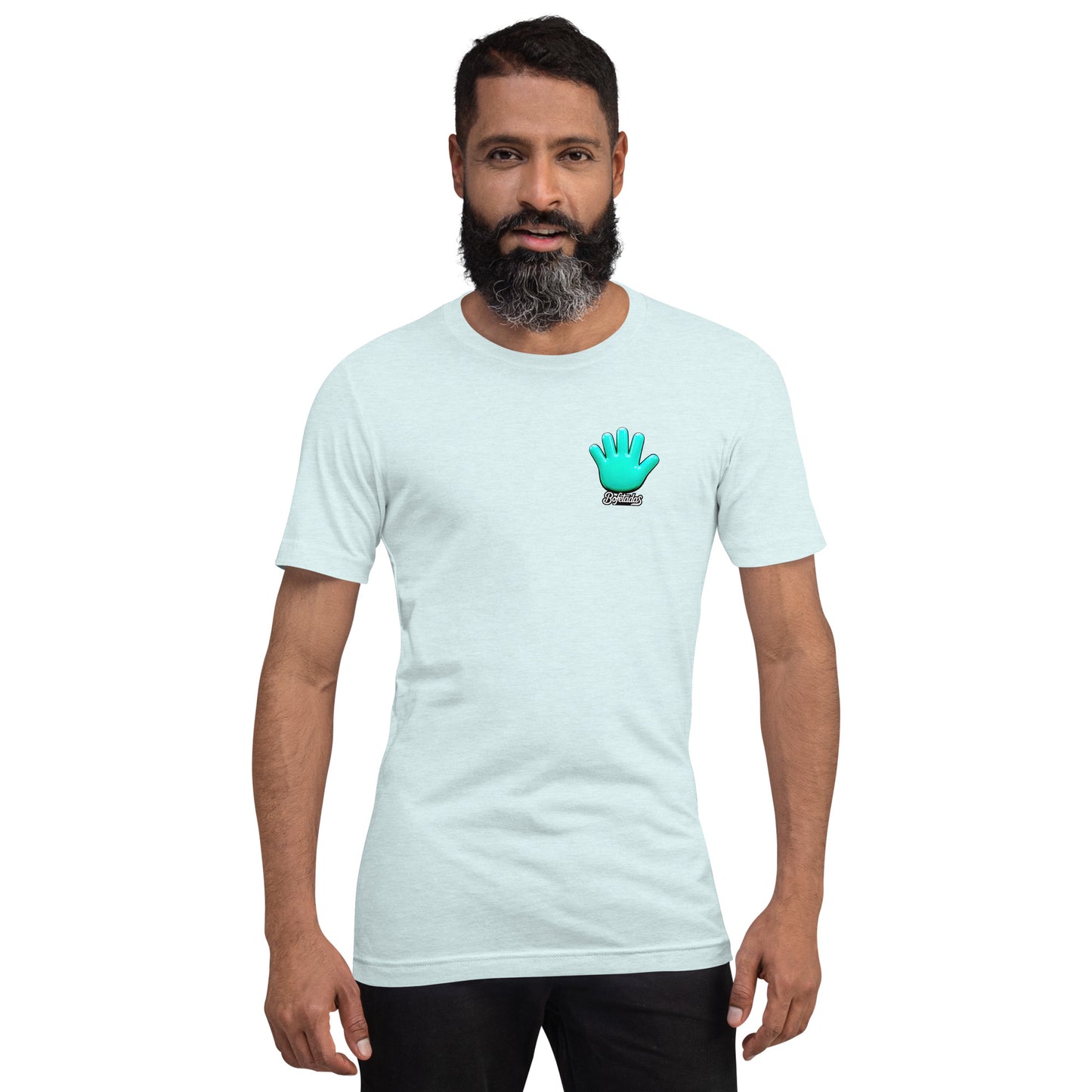 Modelo con barba luciendo camiseta blanca de manga corta marca Bofetadas, colección 'Frases y Mensajes', vista delantera, con logo de mano azul en el pecho.