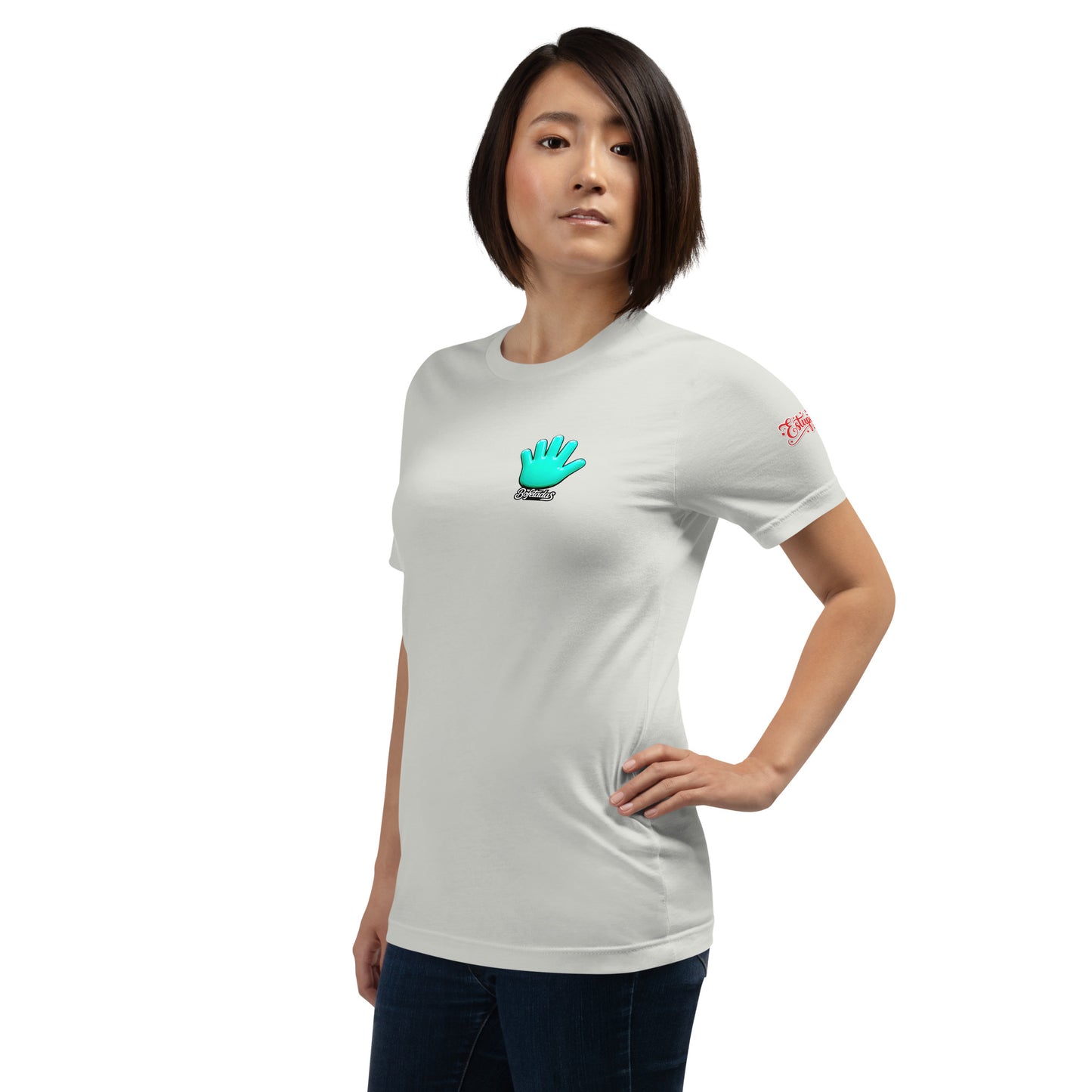 Modelo mostrando la vista frontal ladeada de camiseta blanca de manga corta, marca Bofetadas, colección 'Pop', con el logotipo de una mano azul en el pecho y el texto blanco 'Estupenda' decorado con detalles rojos en la manga izquierda.
