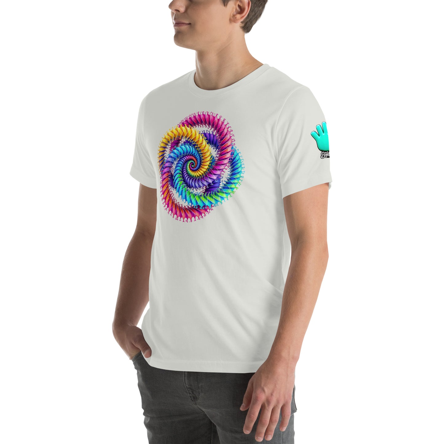 Modelo luce camiseta blanca colección 'Abstracta', vista frontal ladeada, mostrando cinco hélices multicolor y logo de mano azul en manga izquierda.