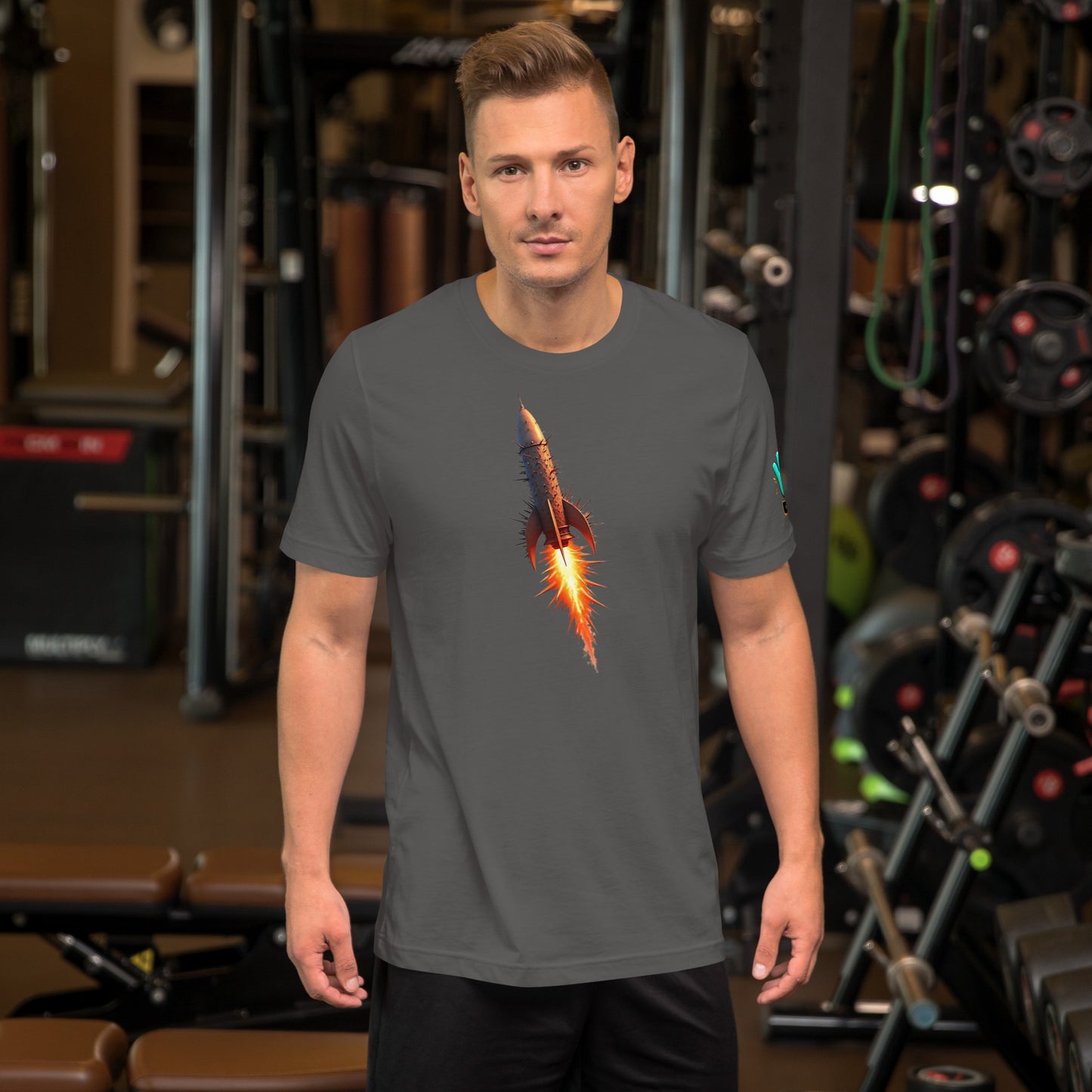 Modelo luciendo camiseta gris de manga corta marca Bofetadas, colección Abstracta, con impresión de cohete espacial en pleno vuelo, imagen realizada con patrón de pinchos.
