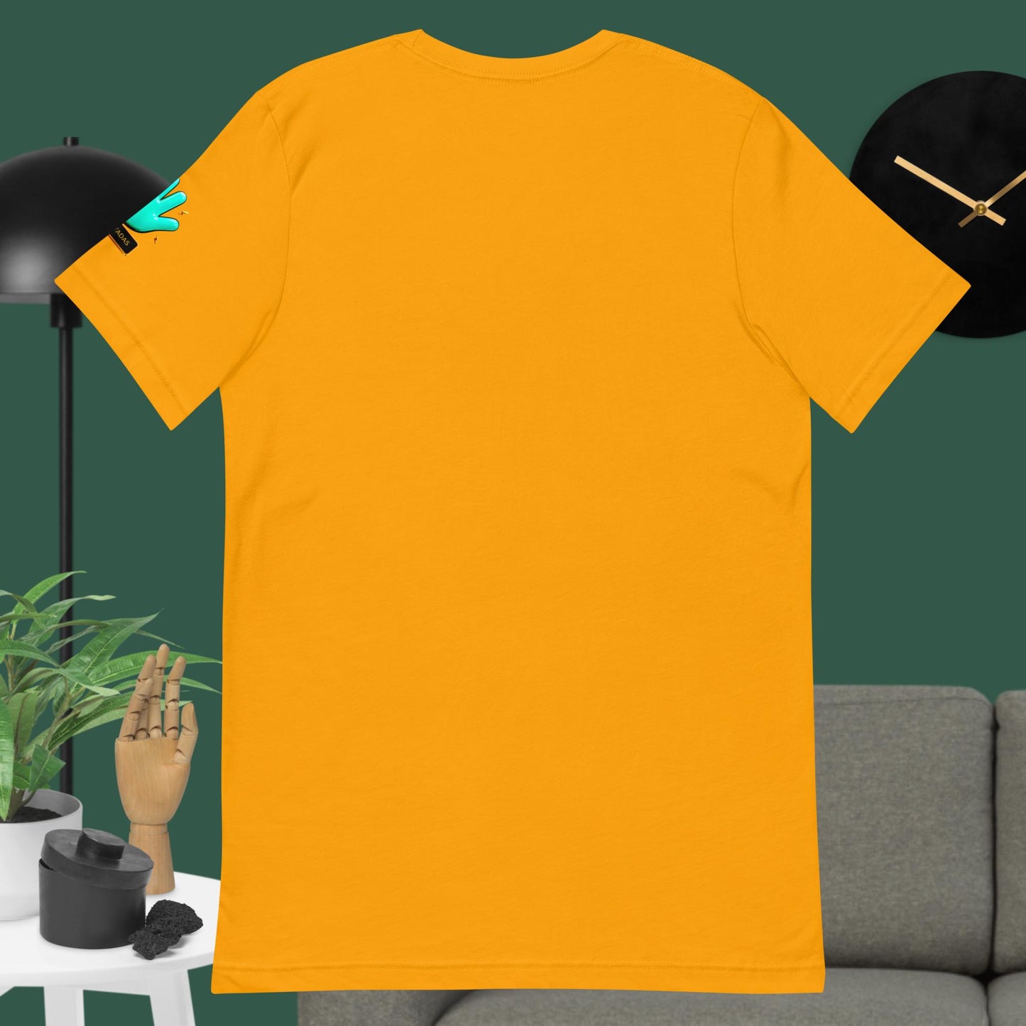 Vista trasera de camiseta amarilla de manga corta, marca Bofetadas, colección Animales, sin impresión.