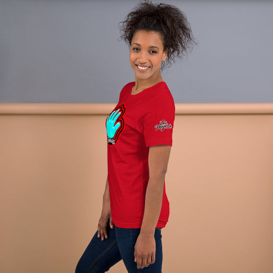Modelo sonriente con jeans luce camiseta roja colección 'marca', vista lateral, texto 'las mejores' en manga izquierda con estilo caligráfico inspirado en Pokras Lampas.