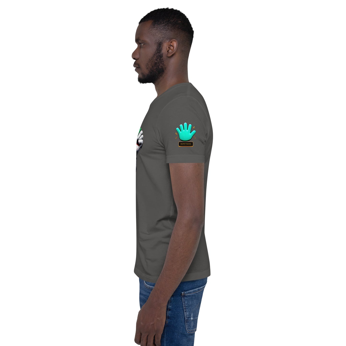 Modelo mostrando la vista lateral de camiseta gris de manga corta, marca Bofetadas, colección 'Causas Sociales', con el logotipo de una mano azul en la manga.