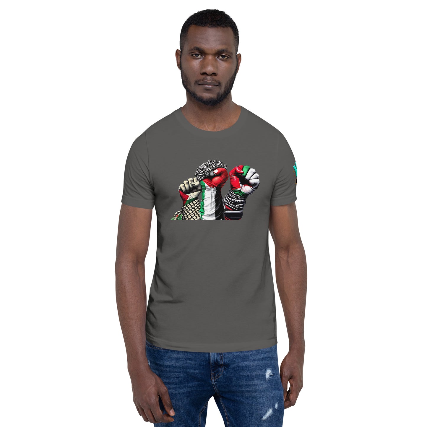 Modelo luciendo camiseta gris de manga corta marca Bofetadas, colección 'Causas Sociales', con 3 puños alzados la bandera Palestina pintada y sujetando pañuelos Keffiyeh.