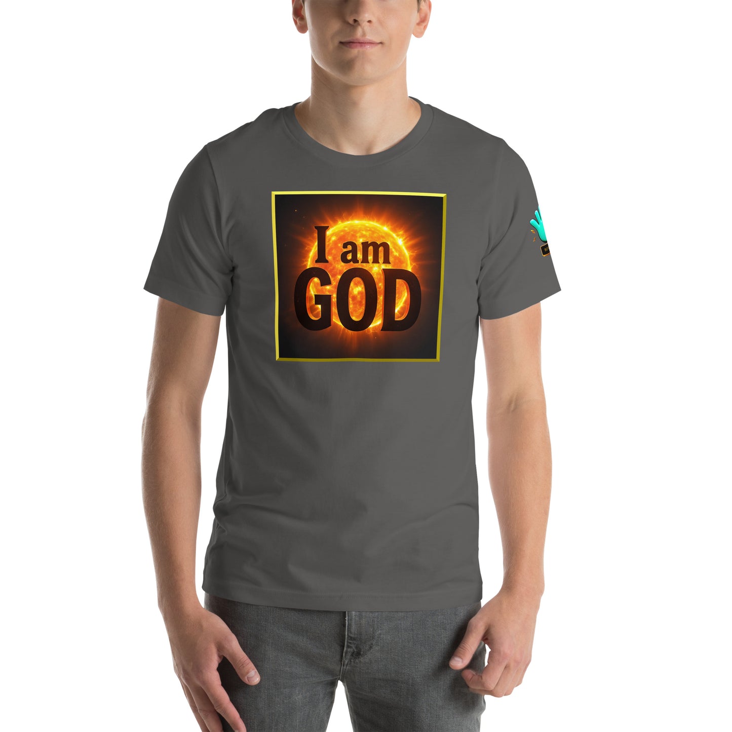 Modelo luciendo camiseta gris de manga corta marca Bofetadas, colección 'Culto al Sol', con foto del sol y texto 'I am God' enmarcado en amarillo.