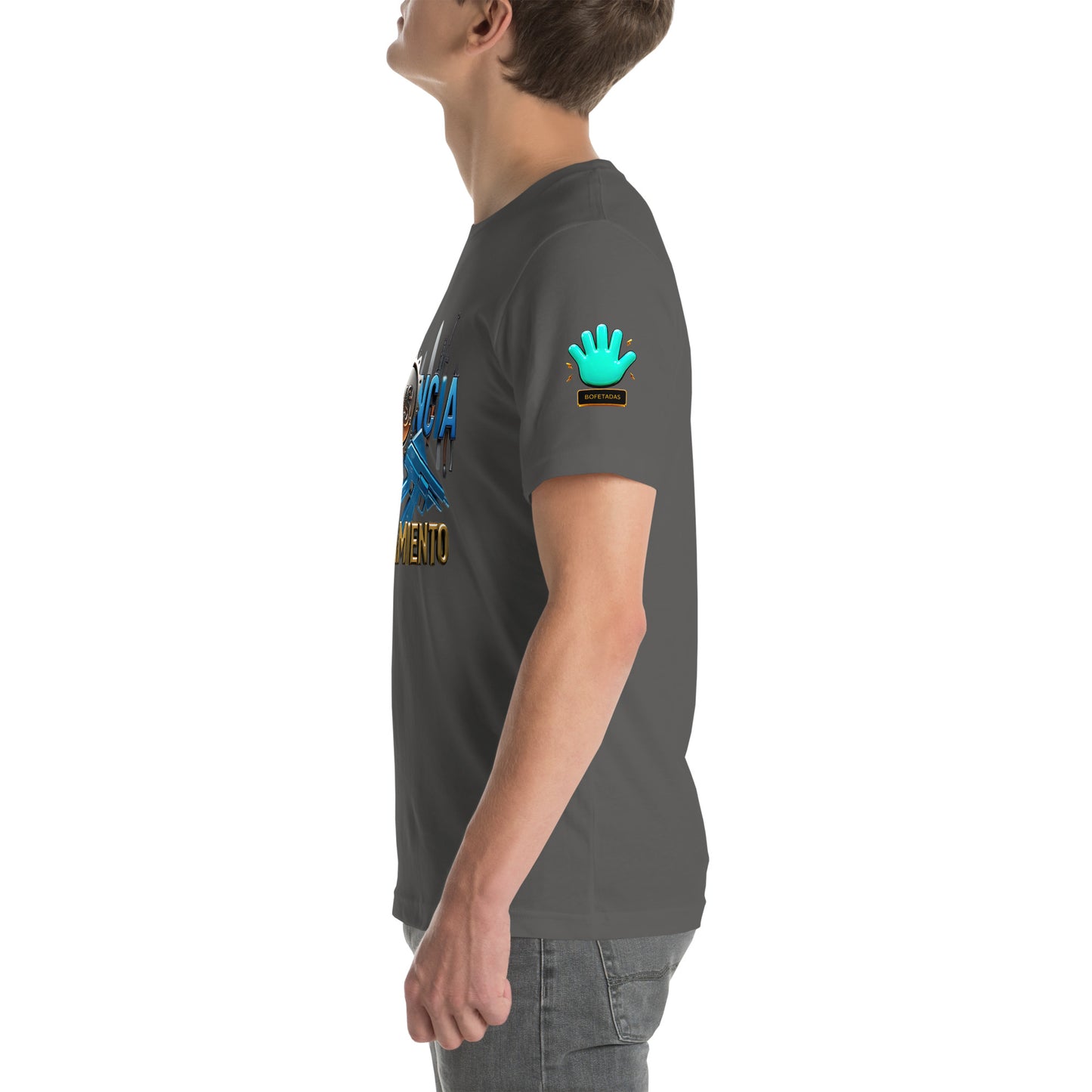 Modelo mostrando la vista lateral de camiseta gris de manga corta, marca Bofetadas, colección 'Frases y Mensajes', con el logotipo de una mano azul en la manga.