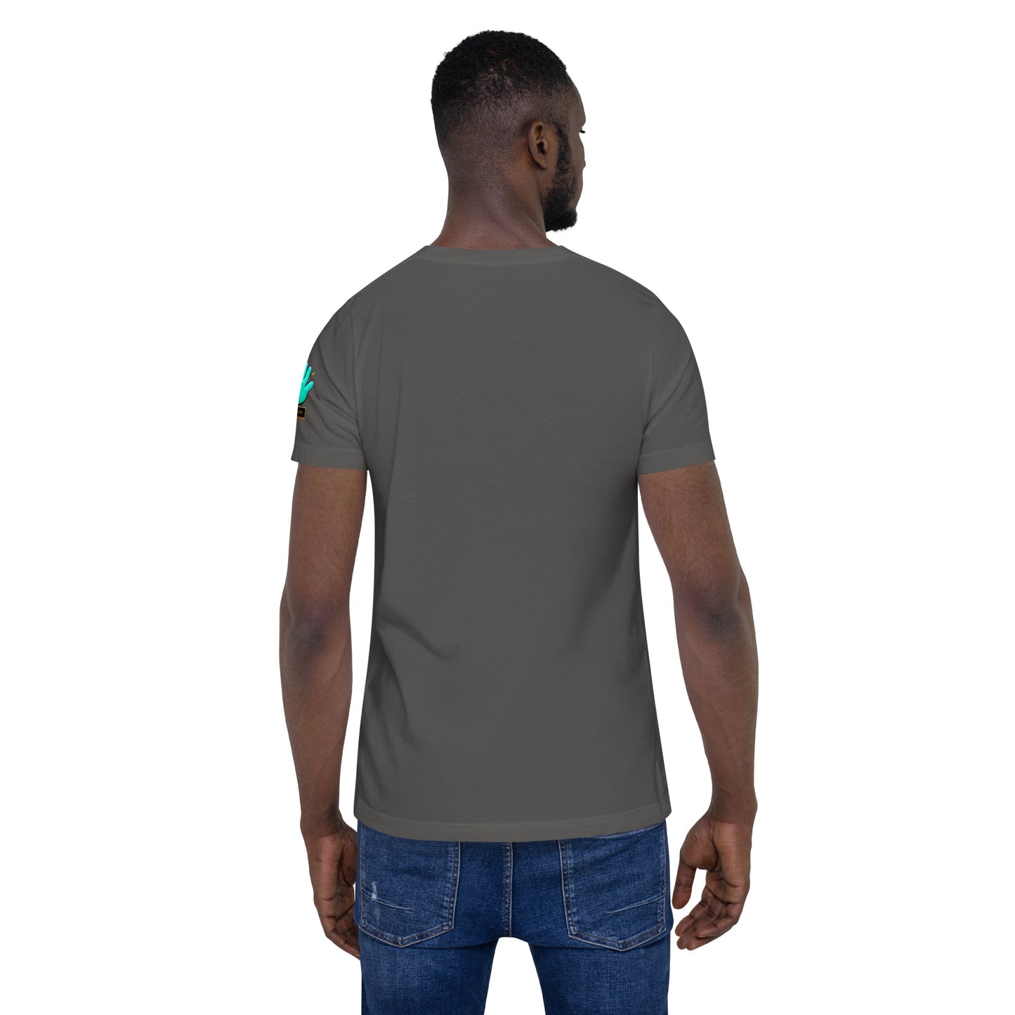 Modelo mostrando la vista trasera de camiseta gris de manga corta, marca Bofetadas, colección 'Frases y Mensajes', sin impresión.