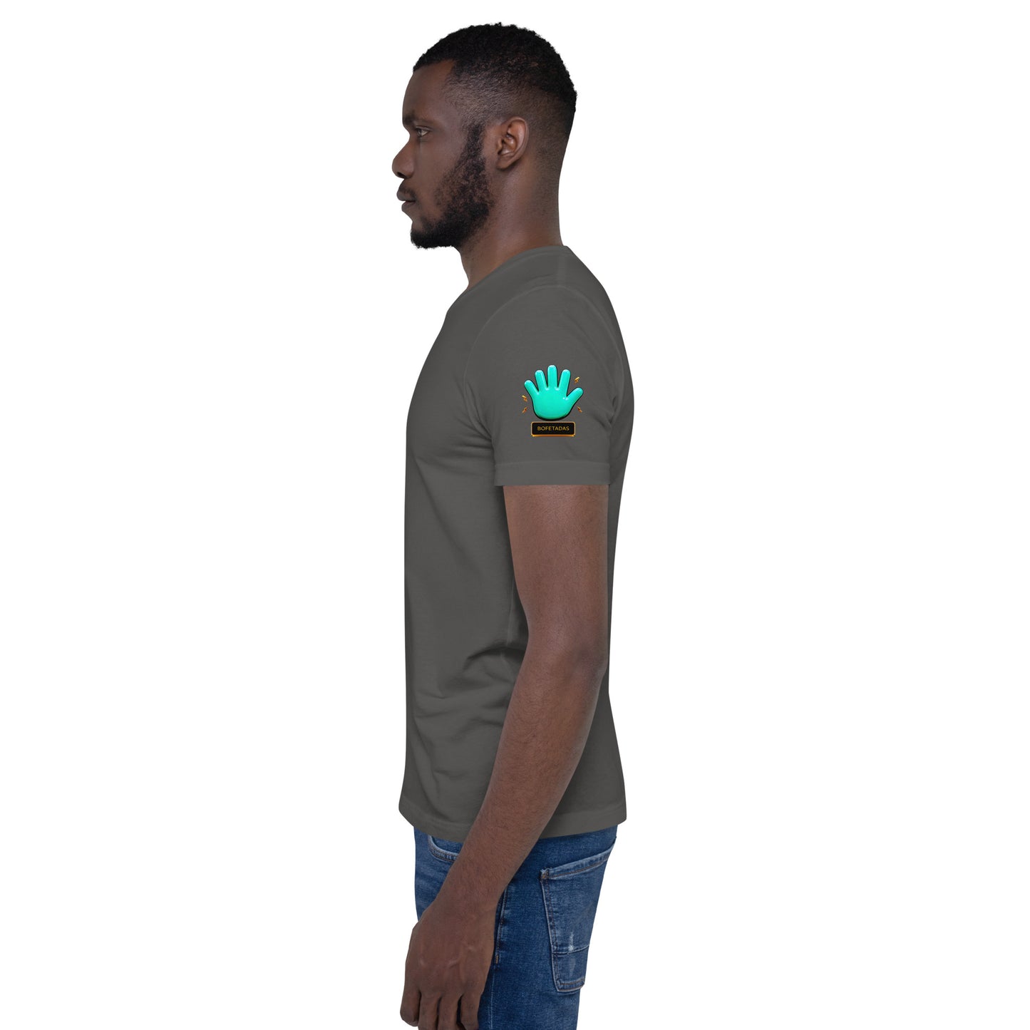 Modelo mostrando la vista lateral de camiseta gris de manga corta, marca Bofetadas, colección 'Frases y Mensajes', con el logotipo de una mano azul en la manga.