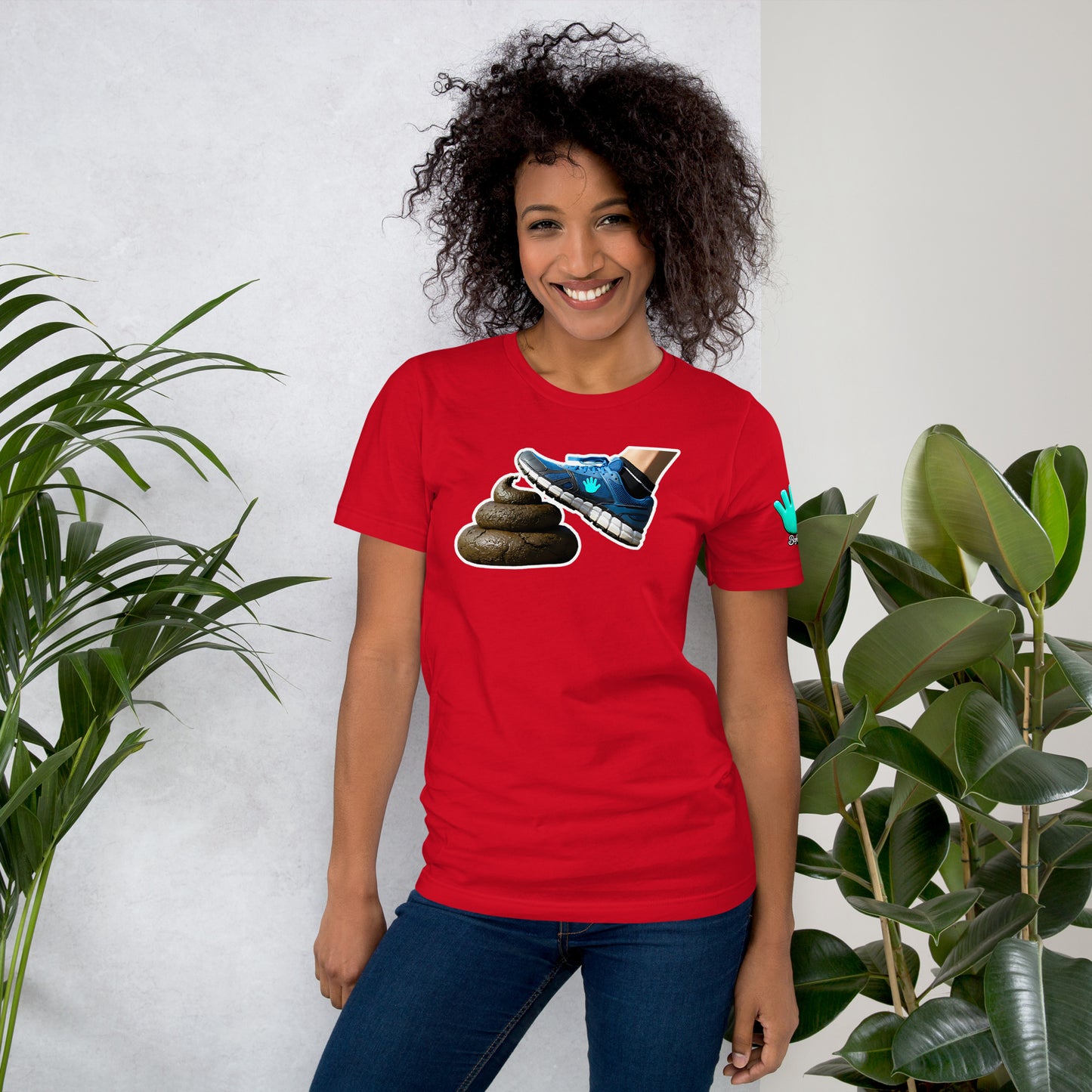 Camiseta de manga corta de la colección Irreverentes de Bofetadas. Diseño con una gran caca y un pie con zapatilla a punto de pisarla, con un toque de humor.