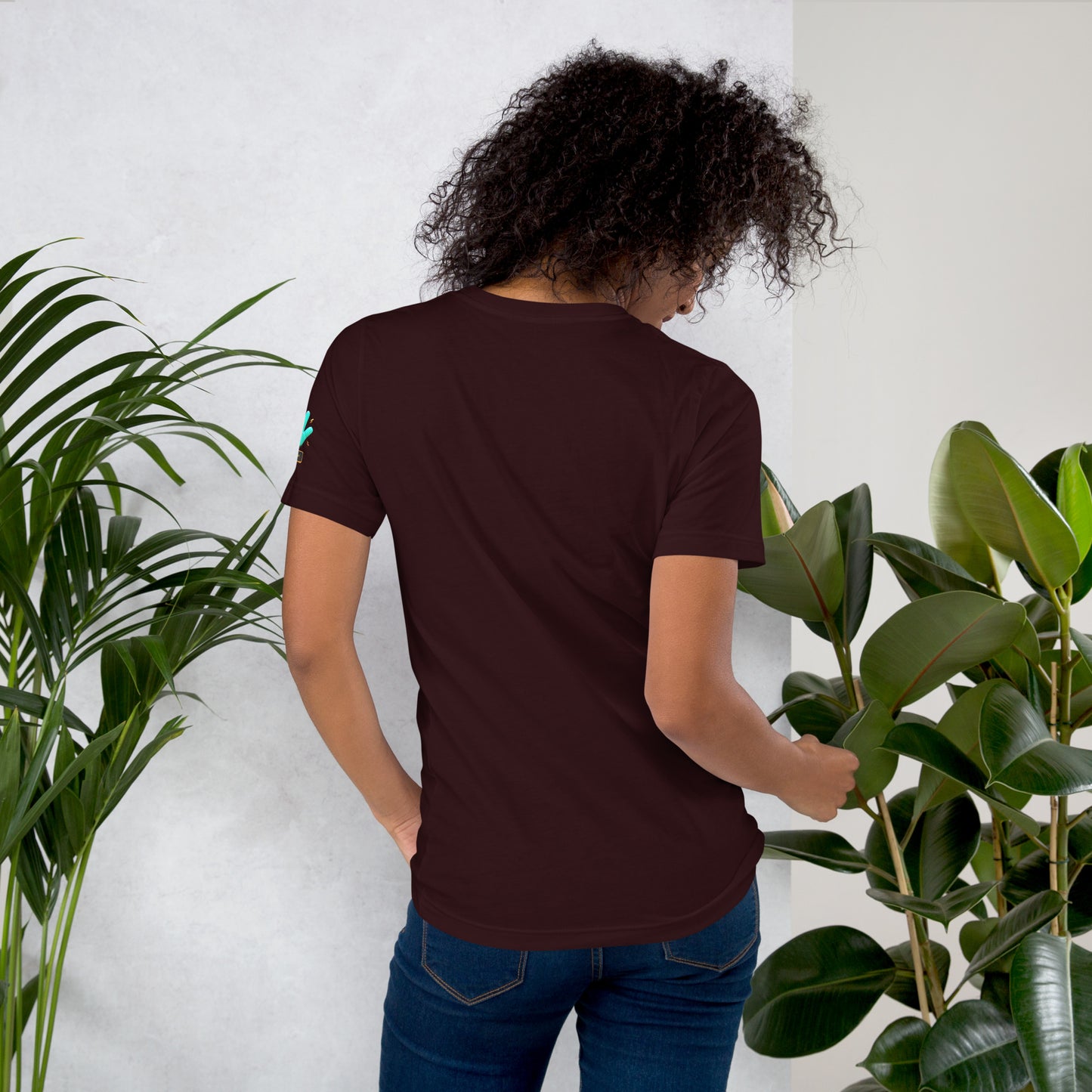Vista trasera de la camiseta marrón de manga corta de la colección Clásicos de Club, sin impresión.