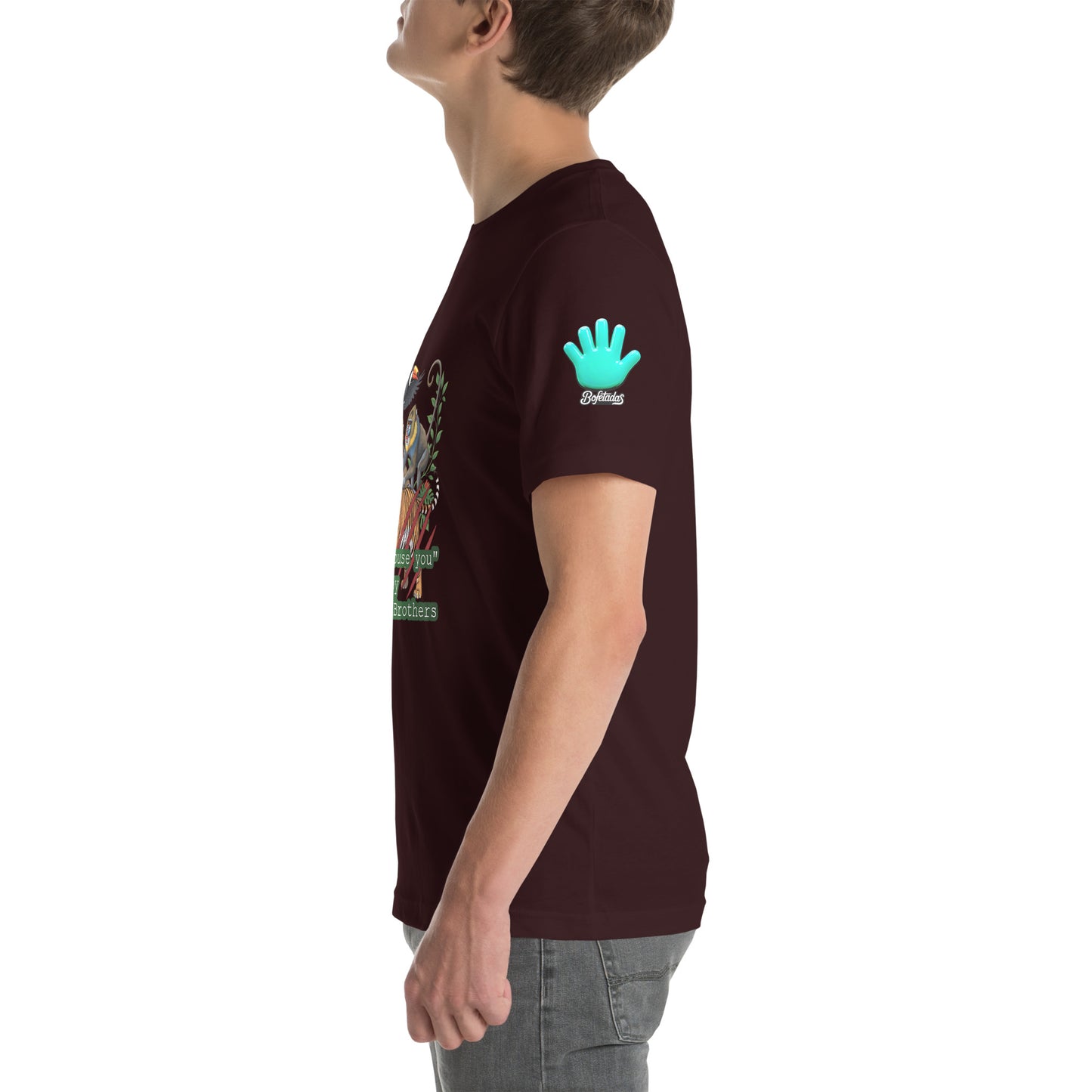 Modelo con vaqueros mostrando la vista lateral de camiseta marrón de manga corta, marca Bofetadas, colección 'Clásicos de Club', con el logotipo de una mano azul en la manga.
