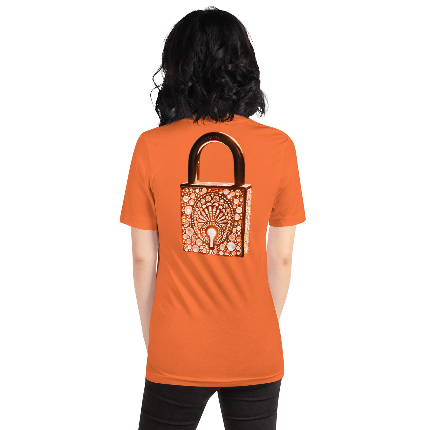 Modelo con jeans luciendo camiseta naranja de manga corta marca Bofetadas, colección 'Símbolos', vista trasera, con candado luminoso y detalles arabescos.