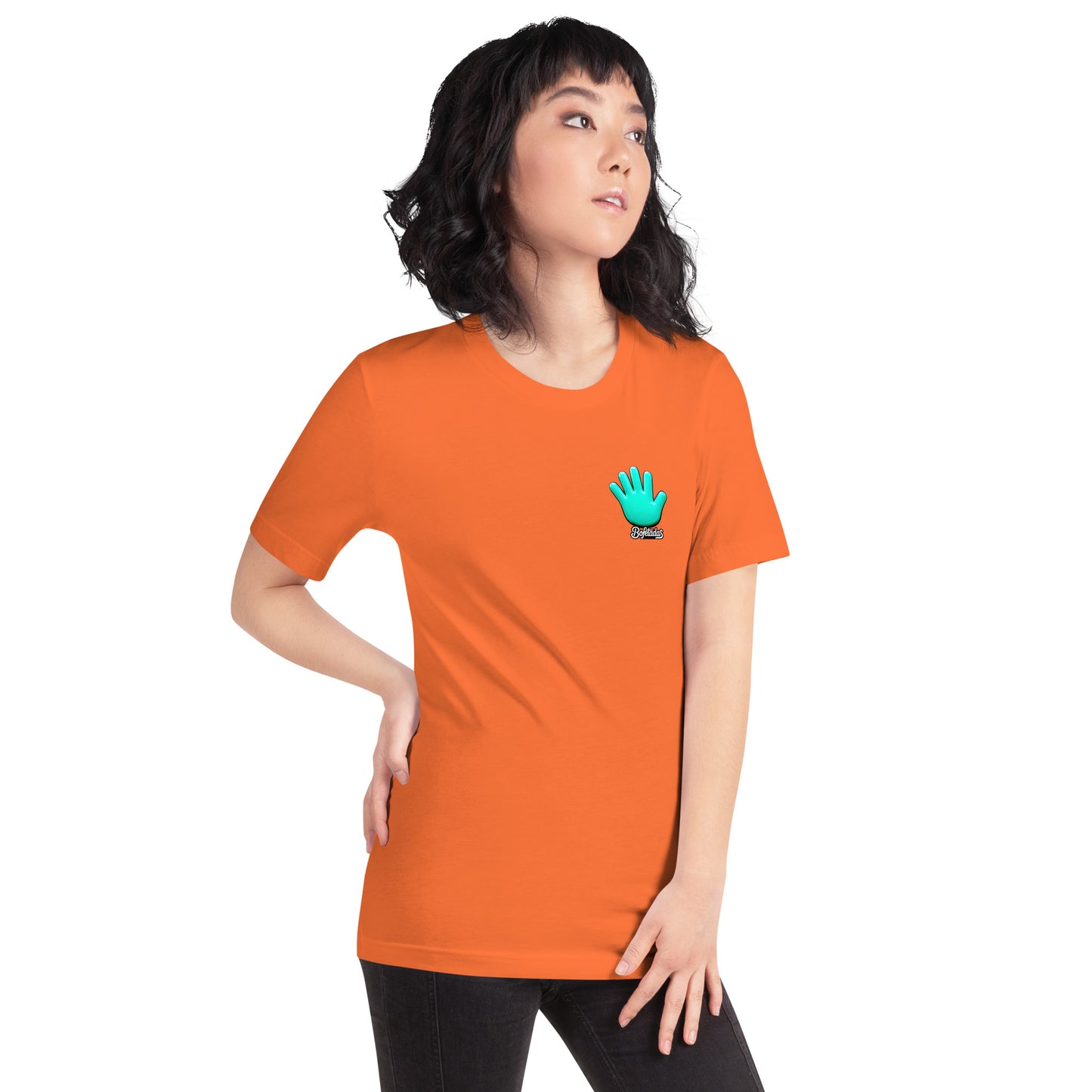 Modelo con jeans mostrando la vista frontal de camiseta naranja de manga corta, marca Bofetadas, colección 'Símbolos', con el logotipo de una mano azul en el corazón.