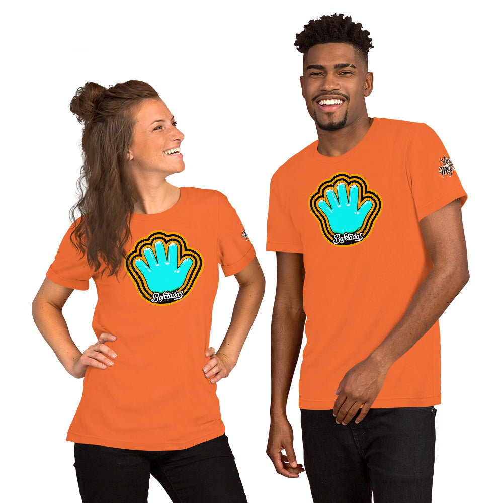 Pareja de modelos sonrientes luciendo camisetas naranjas, vista frontal, con logo Bofetadas (mano azul) con aura naranja y negra, texto 'bofetadas' y 'las mejores' en manga izquierda con estilo caligráfico Pokras Lampas.