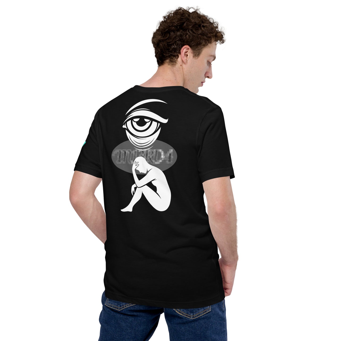 Modelo mostrando la vista trasera de camiseta negra de manga corta, marca Bofetadas, colección 'Irreverentes', ilustración lineal en blanco y negro que presenta un ojo estilizado, texto y una figura humana sobre fondo blanco. El elemento central es un dibujo lineal sencillo de una persona sentada en el suelo con las rodillas dobladas, la cabeza inclinada y la mano derecha cubriéndose la frente en un gesto de angustia o contemplación. La figura parece ser adulta, y el trazo sugiere un género masculino debido